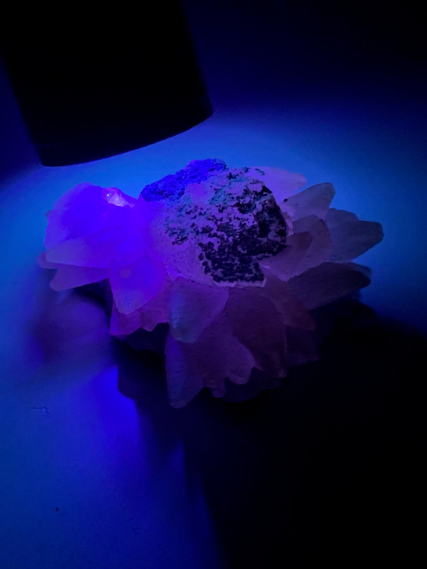 White Calcite, raw and natural specimen of 52 x 37x 23 mm - 36 g - A beautiful mineral piece!
