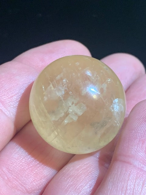 Sphère en calcite miel de 3 cm - 40,4 gr. / Vendu avec support en bois