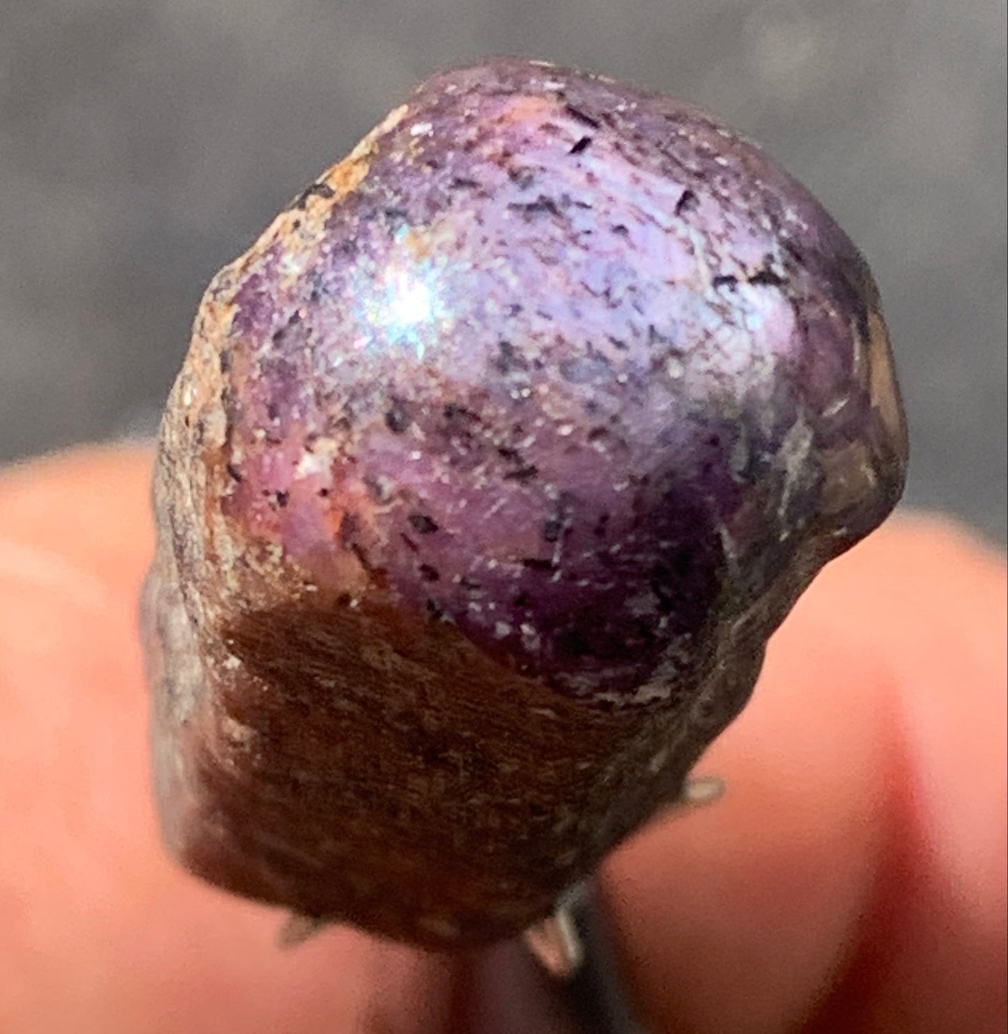 Rubis étoilé semi poli, de 29mm x12 x12 - 11 grammes. Parfait en bijouterie, collection ,exposition...
