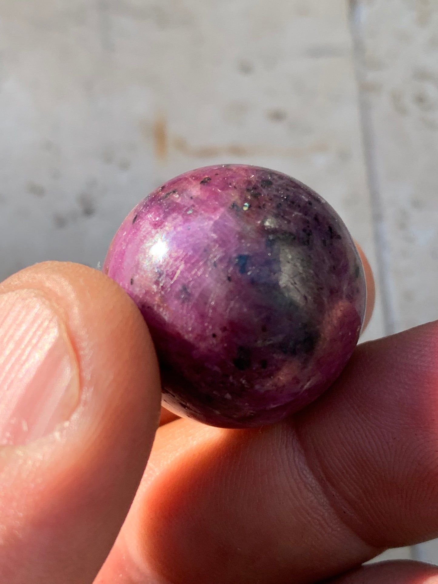 Sphère en rubis de 25 millimètres - 32 grammes, magnifique qualité ! Parfait en lithothérapie, collection, exposition...!