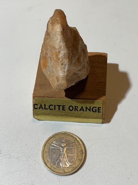 Calcite Orange sur socle, pièce brute et naturelle, collection ancienne - 50 x 30 x 27 mm - 49,4 gr.