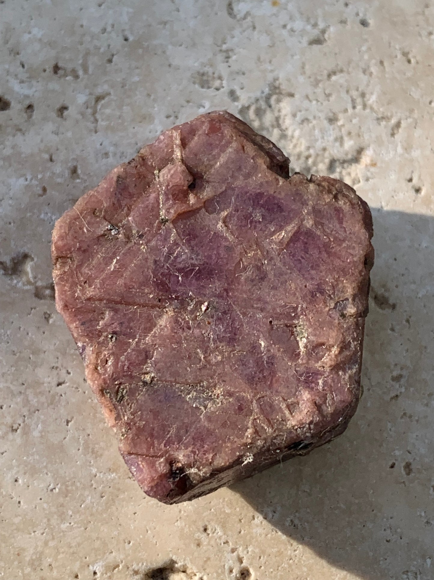 Rubis, corindon naturel de 33mm x26 x 11 - 18,6 grammes. Parfait en collection, exposition, lapidage...