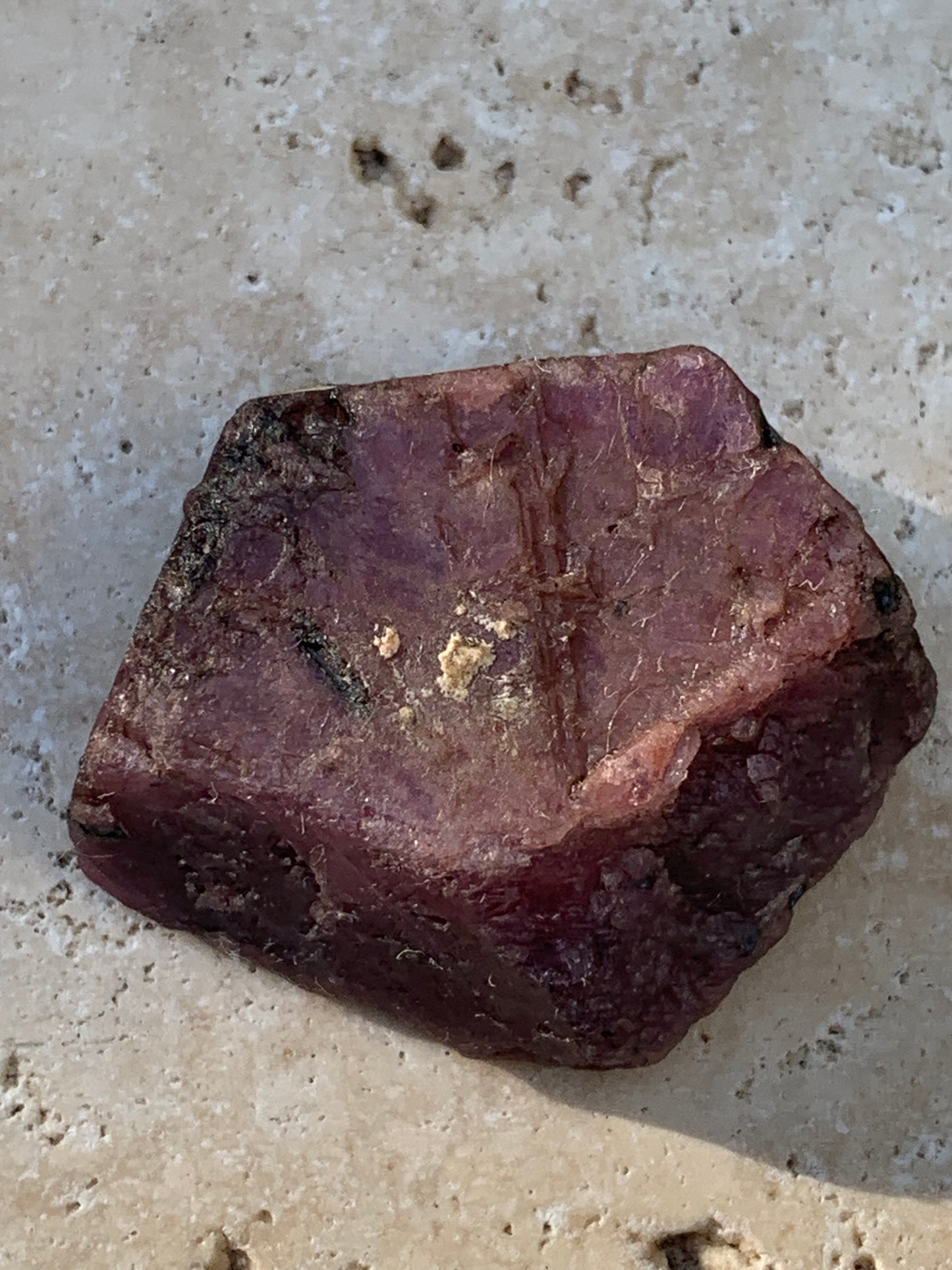 Rubis, corindon naturel de 33mm x26 x 11 - 18,6 grammes. Parfait en collection, exposition, lapidage...
