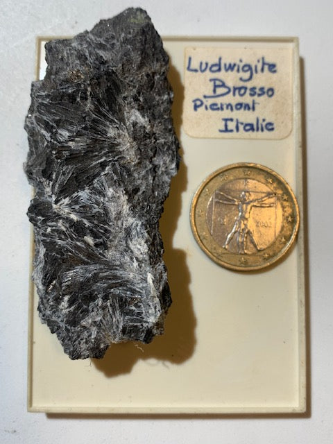 Ludwigite, spécimen brut et naturel, collection ancienne - 70 x 33 x 19 mm - 47,6 gr.