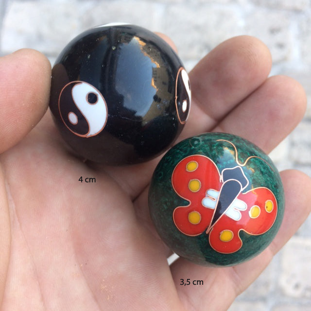 Boules chinoises de santé “sonores” – 6 modèles et 2 tailles au choix : 3,5 ou 4 cm de Ø - Protéger dans un coffret luxueux rouge, bleu ou vert !