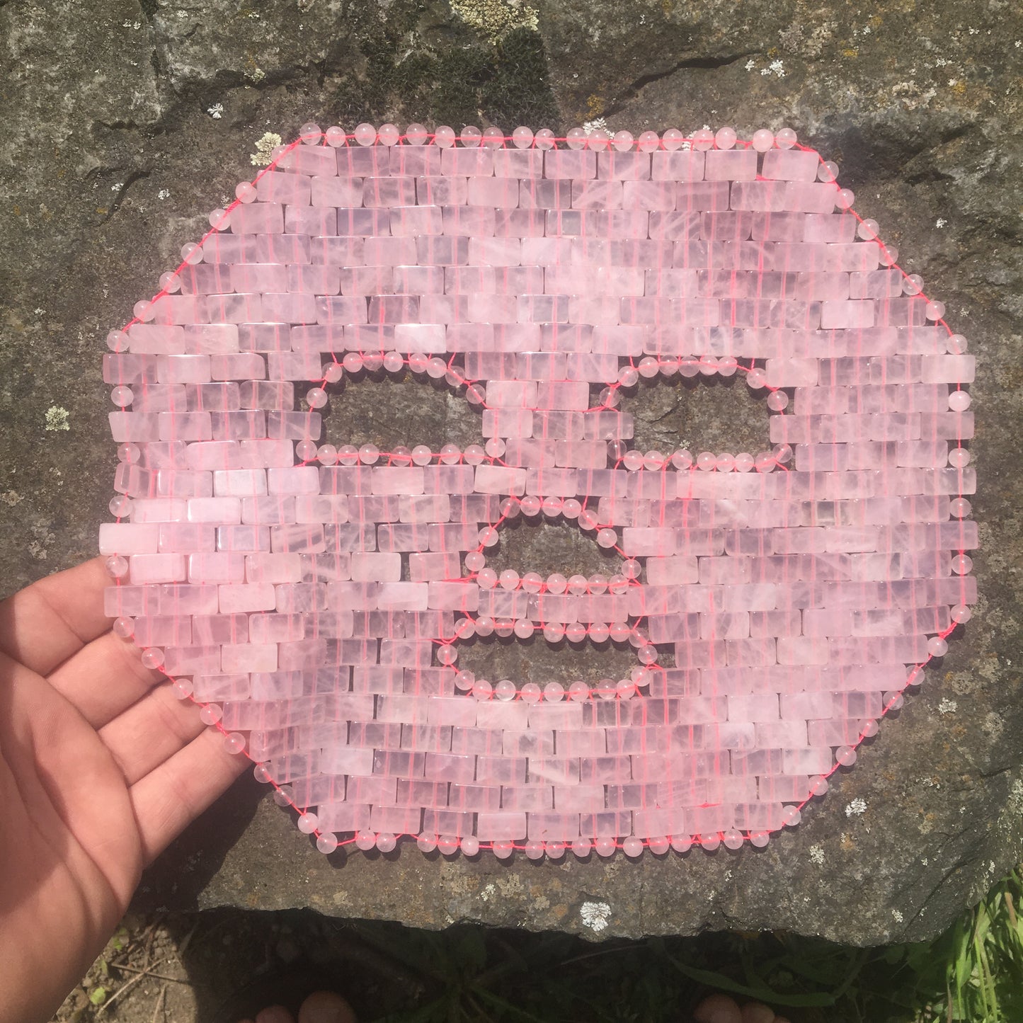 Masque en quartz rose (28 x 22 cm) – Épouse délicatement les contours du visage, détend les muscles et favorise l’apaisement pour un soin beauté et bien-être complet.