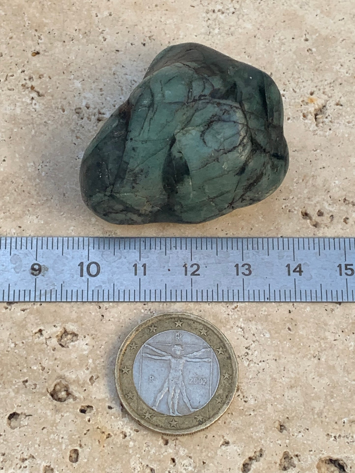 Émeraude, pierre roulée 42 x 37 x 27 mm - 45,4 gr.