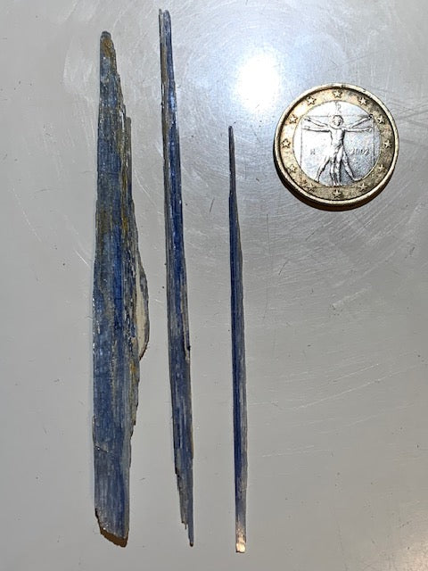Cyanite disthène, spécimen naturel - 93 x 10 x 3 mm - 6 gr. pour le lot