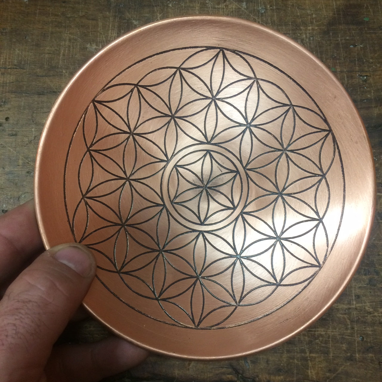 Assiette décorative avec le symbole de fleur de vie gravé, en laiton ou cuivre. Ø 15cm x 2,8 - 120 gr. Très belle qualité, inaltérable, parfait !