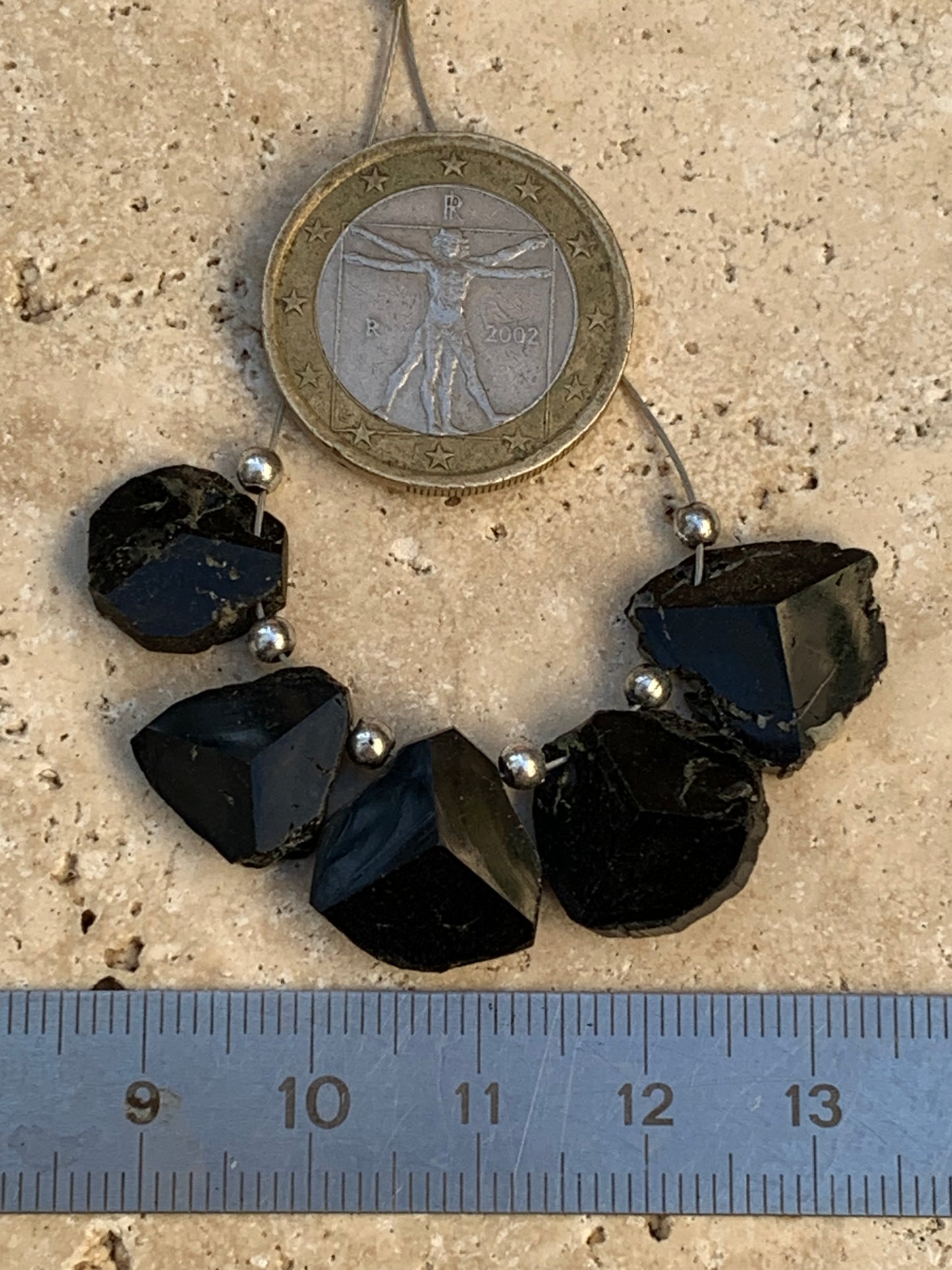 Tourmaline noire, perles de têtes à 3 faces naturelles, vendus en lot ou à l'unité, de 14mm de diamètre x 5 d'épaisseur en moyenne - 7,3 grammes (lot). Parfait en collection, bijouterie, exposition...