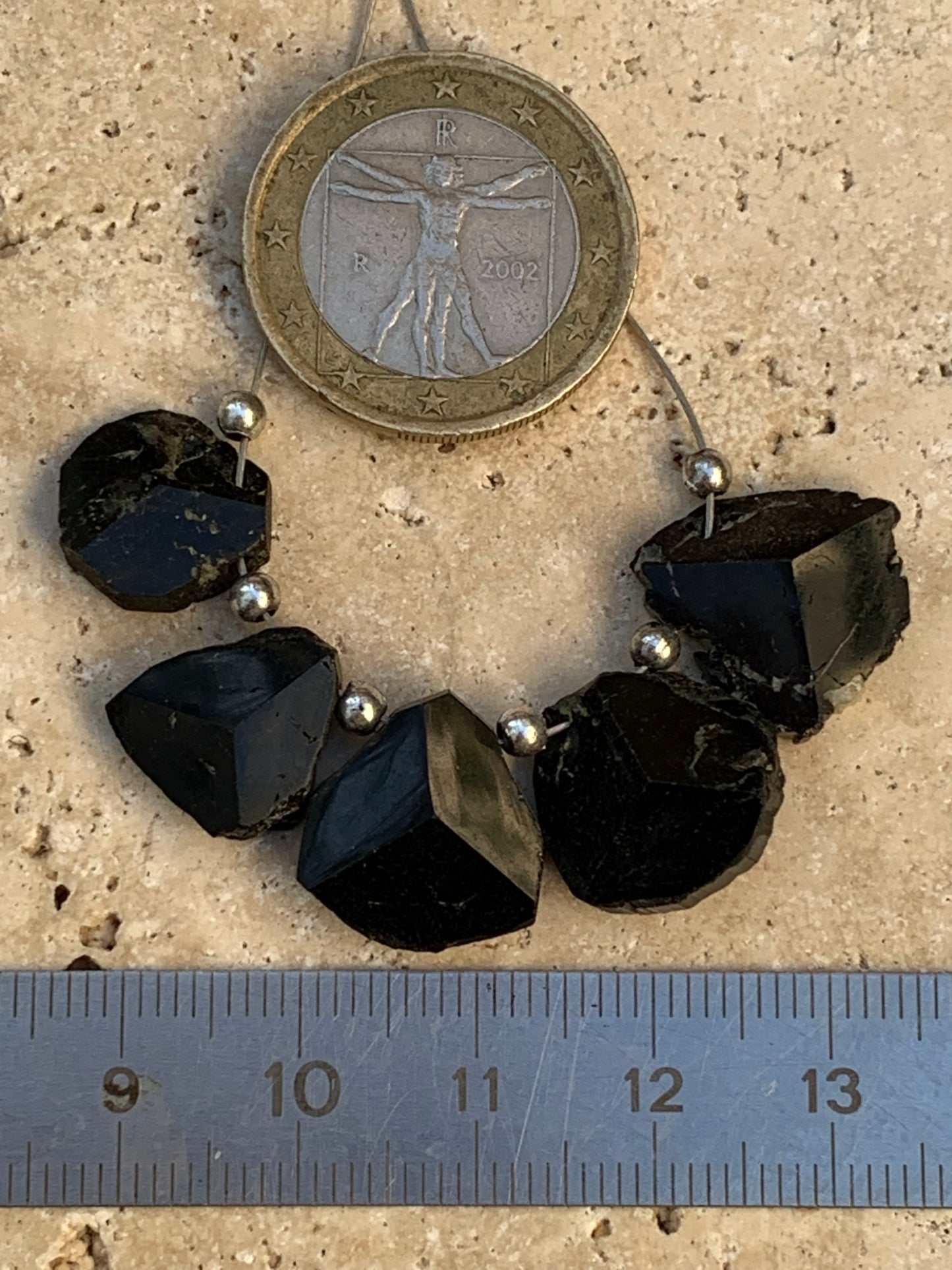 Tourmaline noire, perles de têtes à 3 faces naturelles, vendus en lot ou à l'unité, de 14mm de diamètre x 5 d'épaisseur en moyenne - 7,3 grammes (lot). Parfait en collection, bijouterie, exposition...