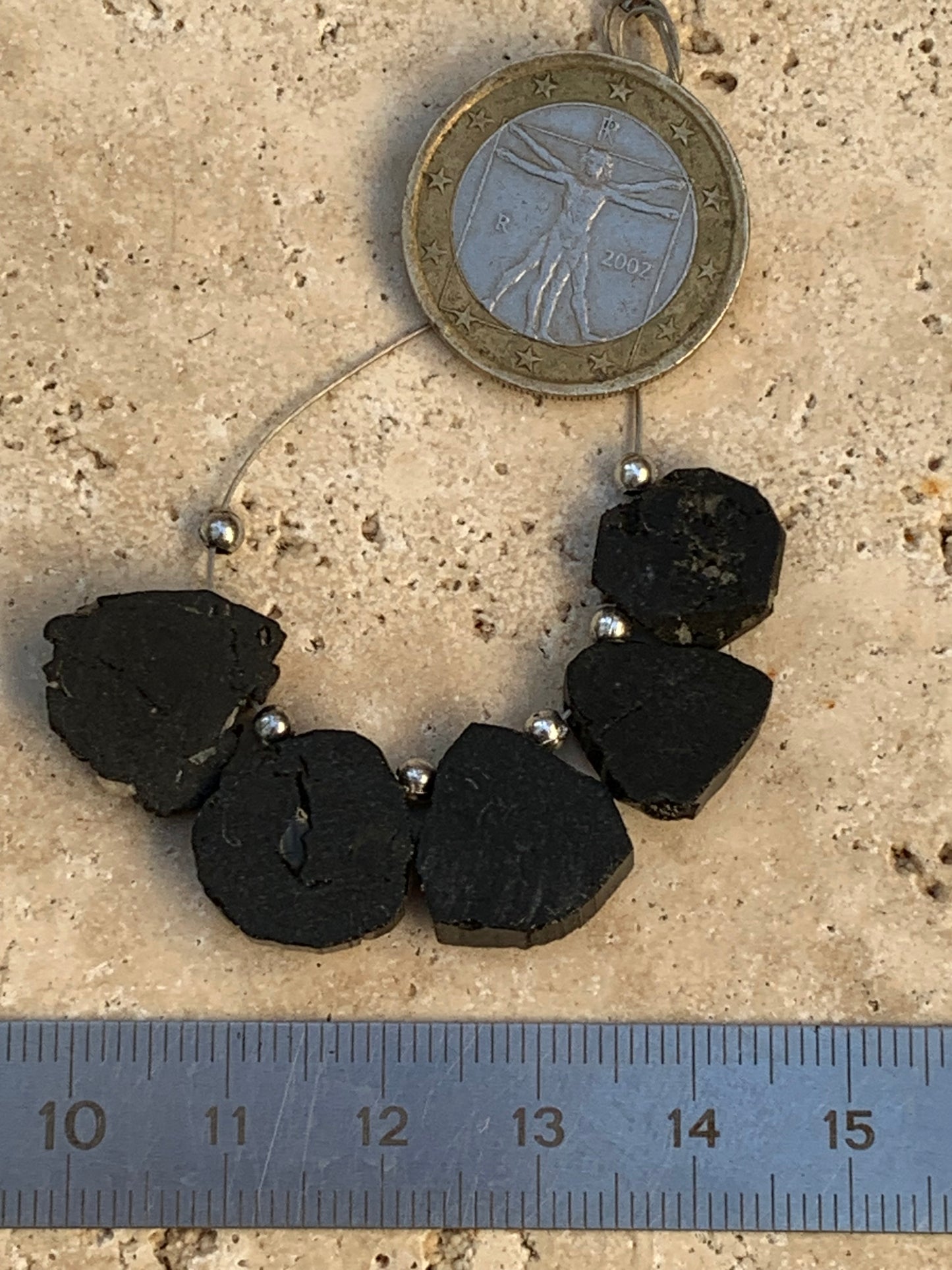 Tourmaline noire, perles de têtes à 3 faces naturelles, vendus en lot ou à l'unité, de 14mm de diamètre x 5 d'épaisseur en moyenne - 7,3 grammes (lot). Parfait en collection, bijouterie, exposition...
