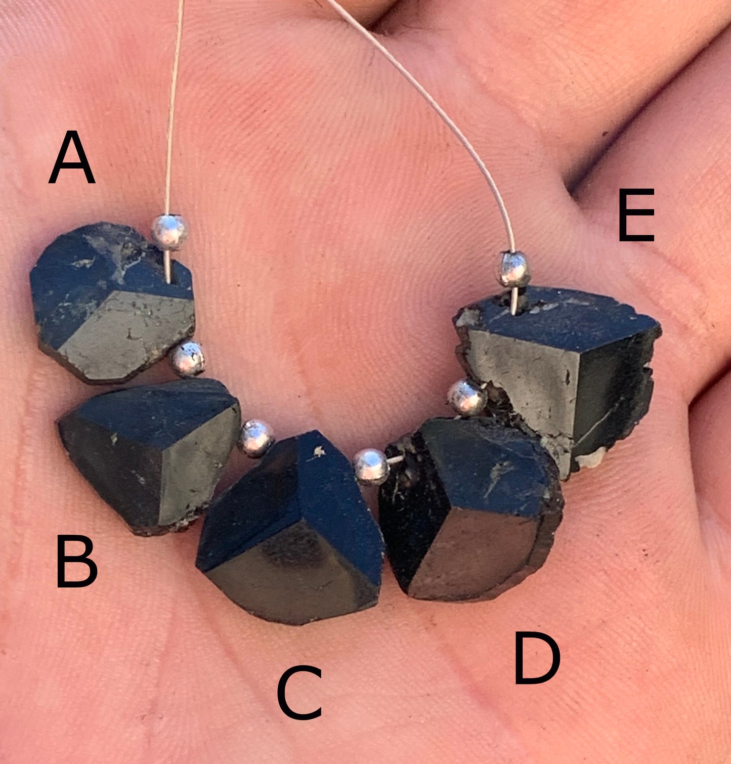 Tourmaline noire, perles de têtes à 3 faces naturelles, vendus en lot ou à l'unité, de 14mm de diamètre x 5 d'épaisseur en moyenne - 7,3 grammes (lot). Parfait en collection, bijouterie, exposition...