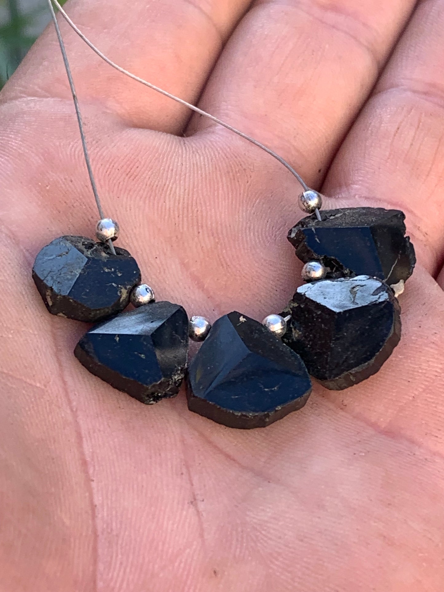 Tourmaline noire, perles de têtes à 3 faces naturelles, vendus en lot ou à l'unité, de 14mm de diamètre x 5 d'épaisseur en moyenne - 7,3 grammes (lot). Parfait en collection, bijouterie, exposition...