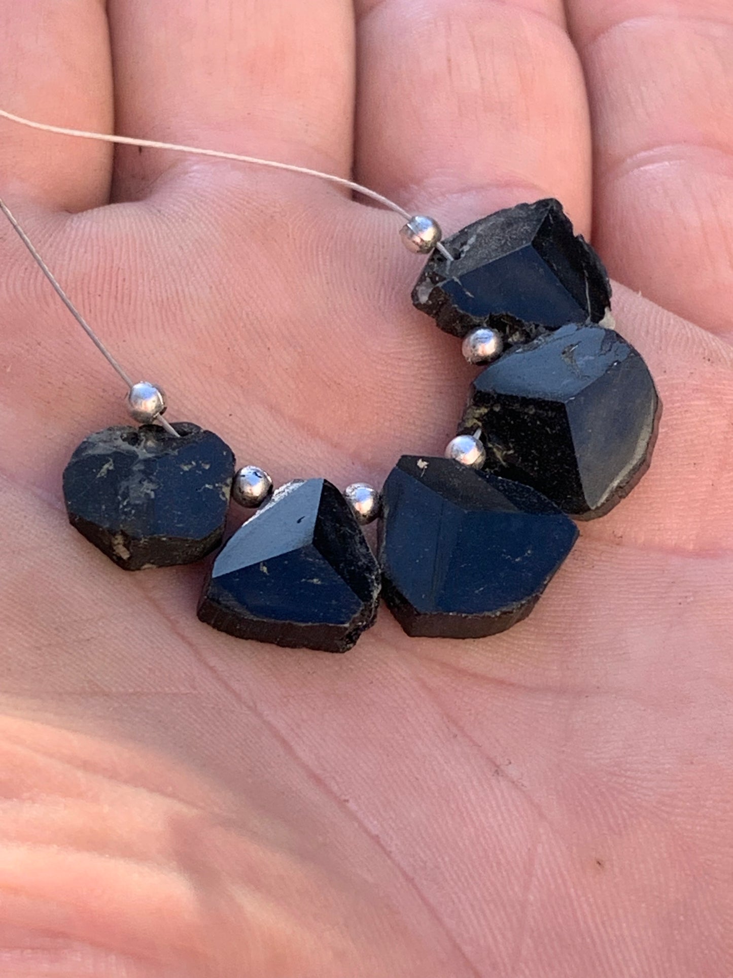 Tourmaline noire, perles de têtes à 3 faces naturelles, vendus en lot ou à l'unité, de 14mm de diamètre x 5 d'épaisseur en moyenne - 7,3 grammes (lot). Parfait en collection, bijouterie, exposition...