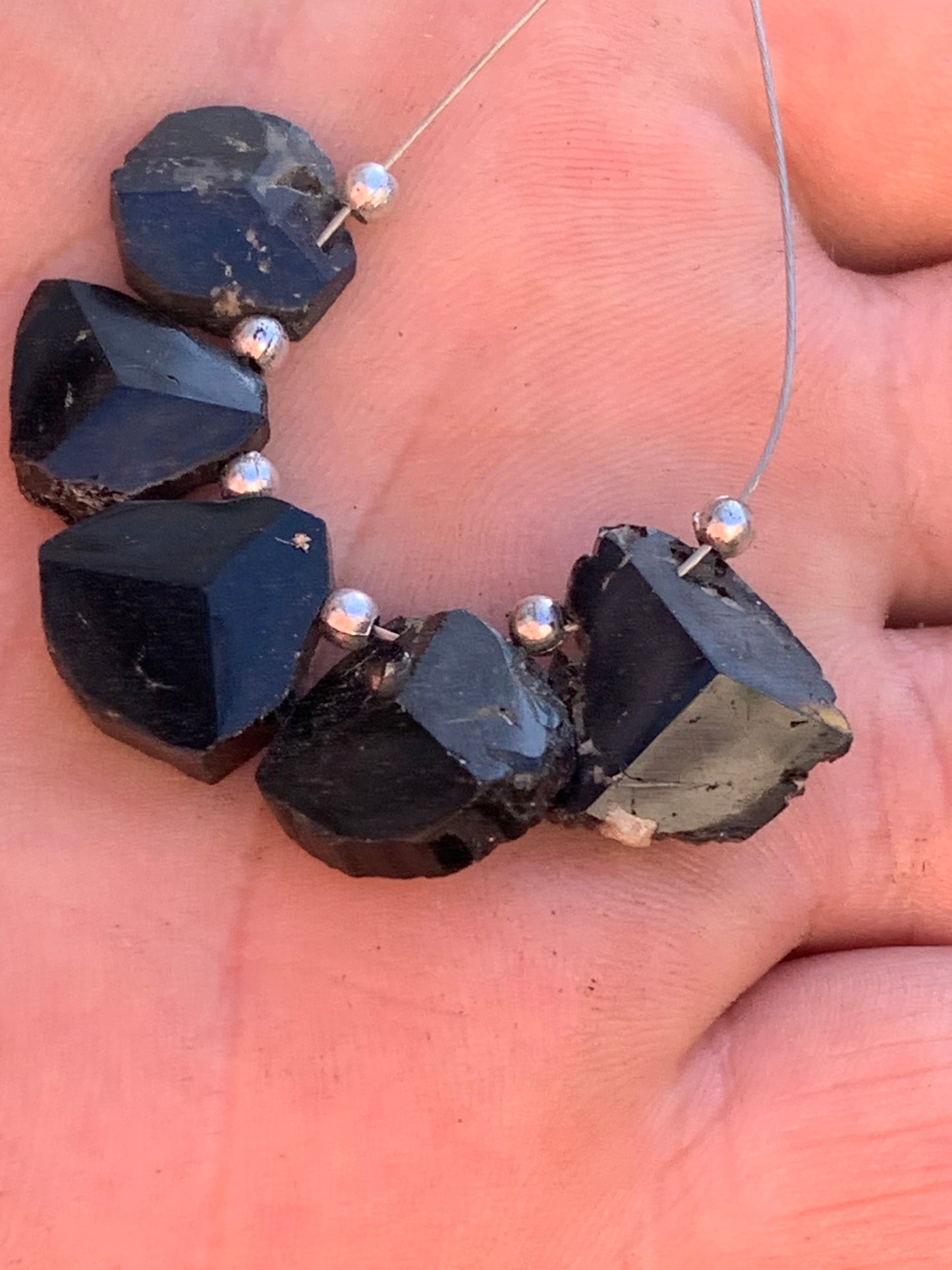Tourmaline noire, perles de têtes à 3 faces naturelles, vendus en lot ou à l'unité, de 14mm de diamètre x 5 d'épaisseur en moyenne - 7,3 grammes (lot). Parfait en collection, bijouterie, exposition...