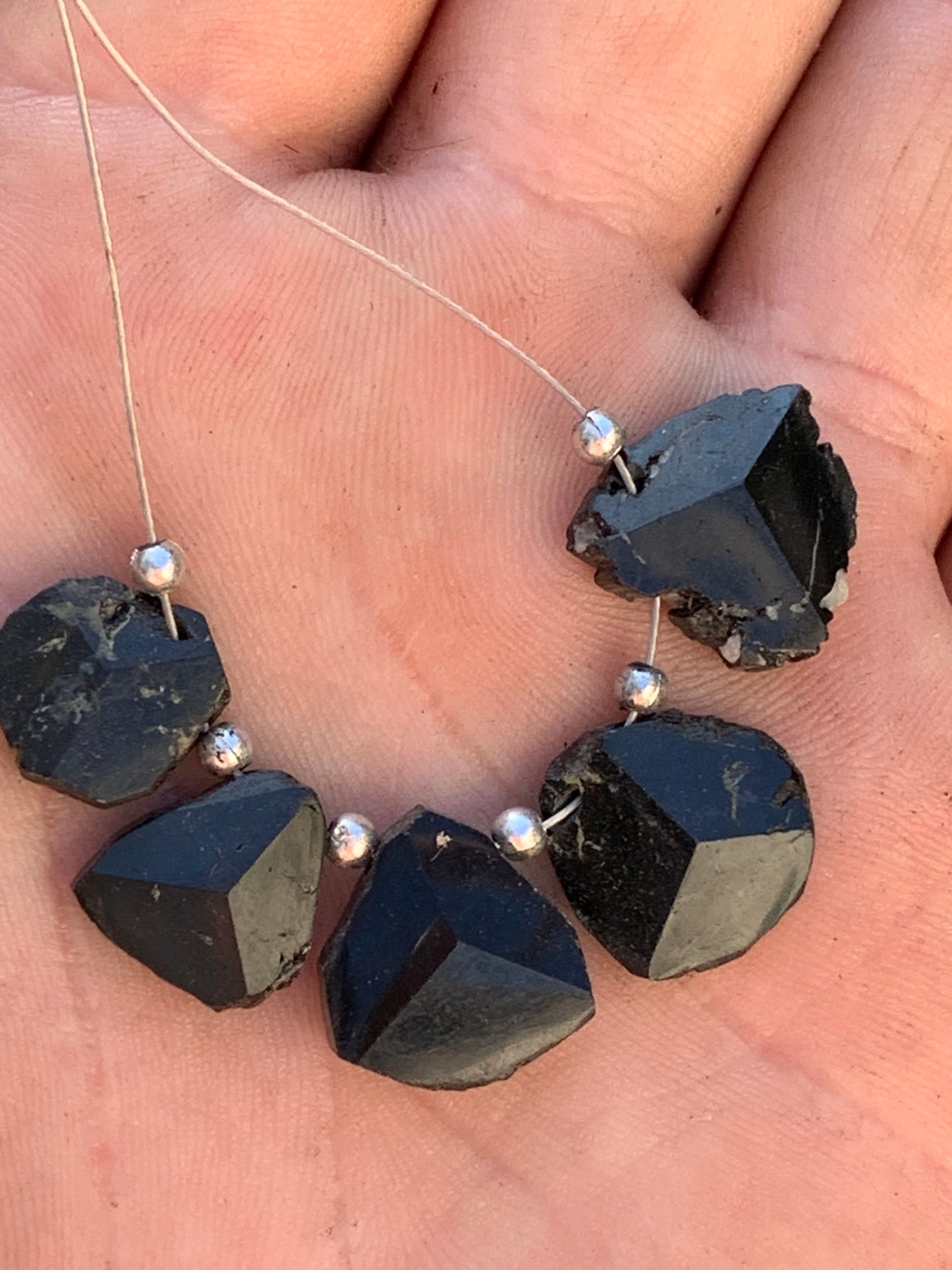 Tourmaline noire, perles de têtes à 3 faces naturelles, vendus en lot ou à l'unité, de 14mm de diamètre x 5 d'épaisseur en moyenne - 7,3 grammes (lot). Parfait en collection, bijouterie, exposition...