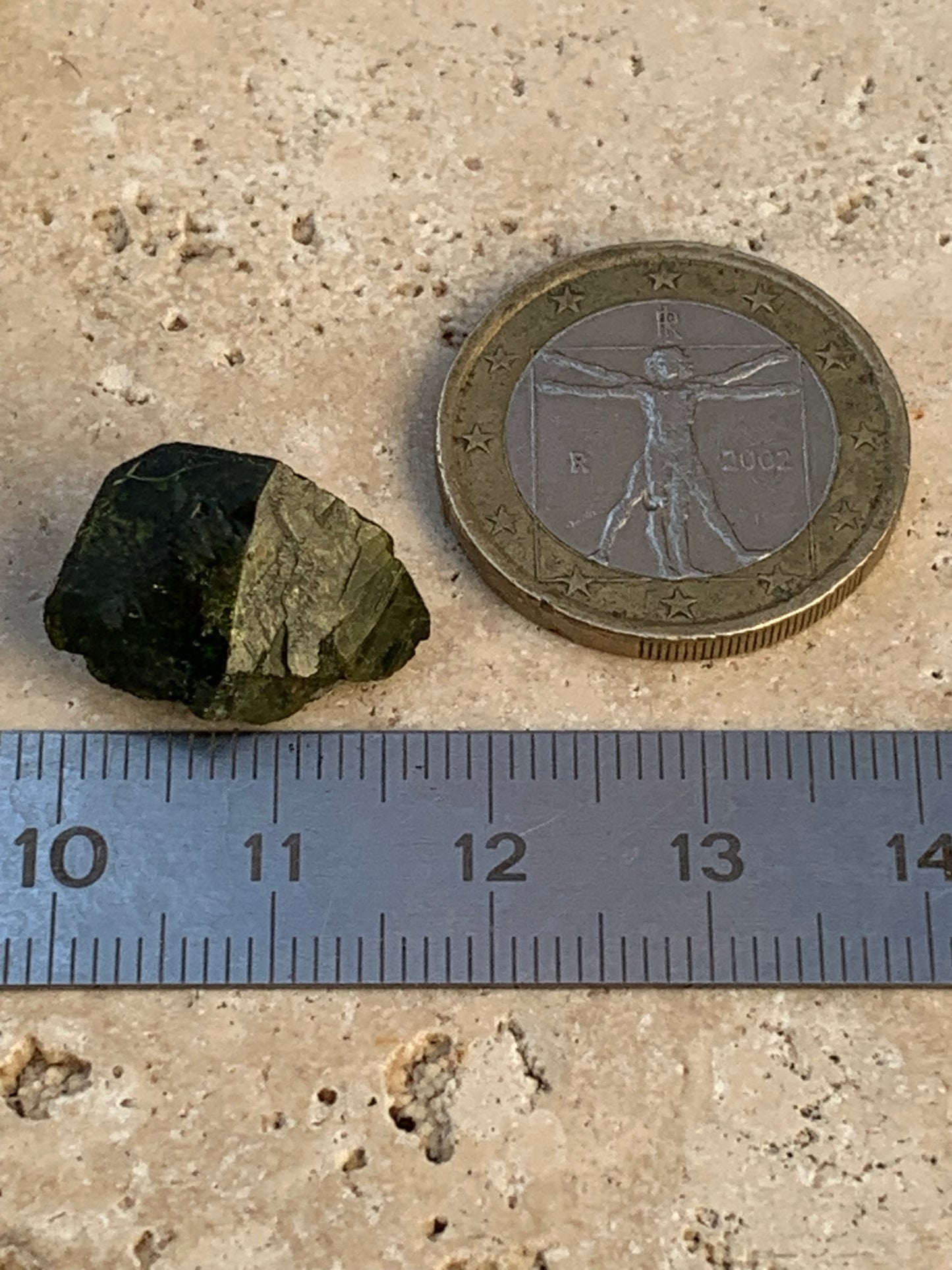 Vésuvianite dit aussi Idocrase (peu connue), spécimen de 19 mm x 14 x 8 - 2 grammes ! Superbe petite pièce !
