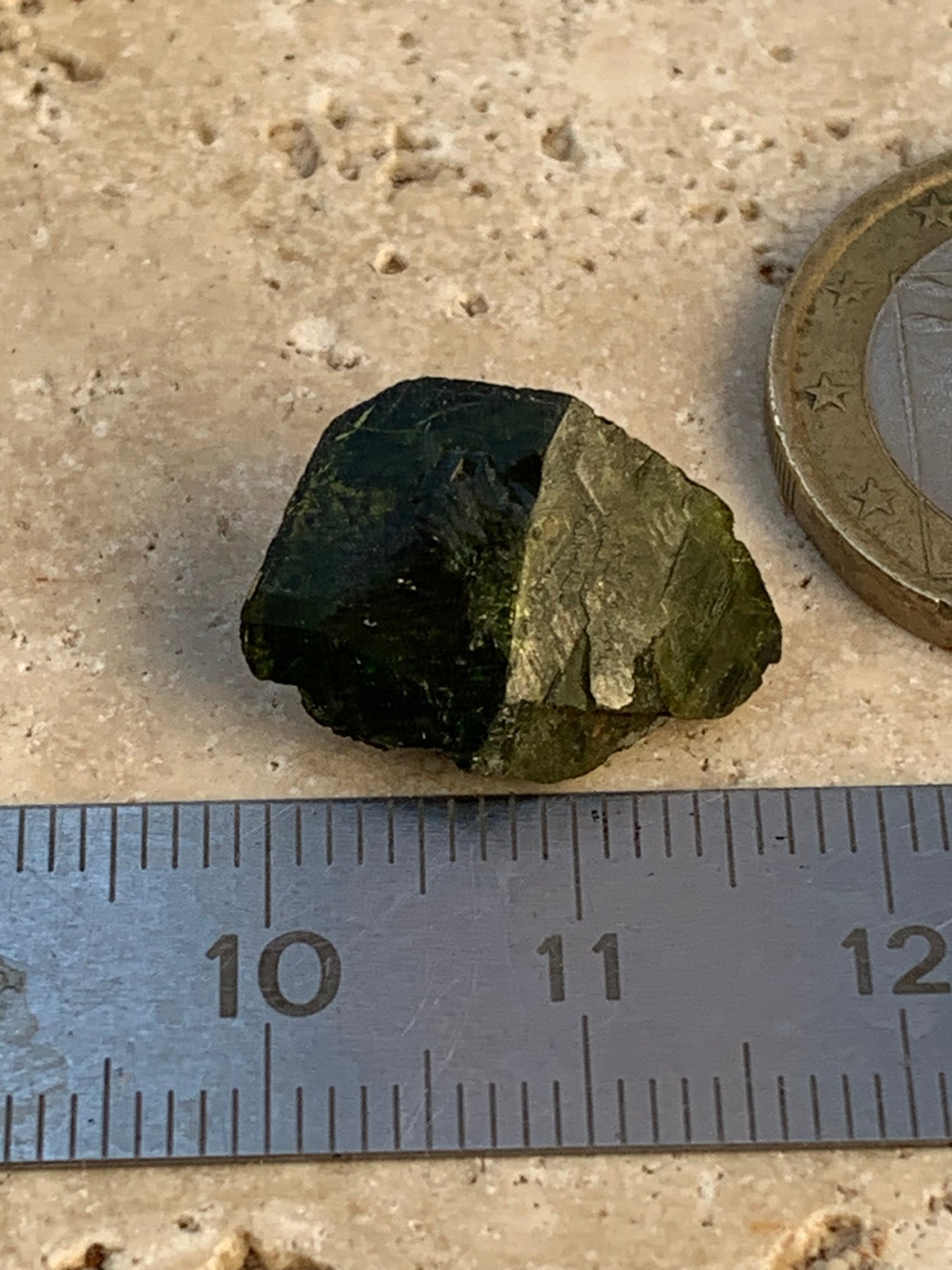 Vésuvianite dit aussi Idocrase (peu connue), spécimen de 19 mm x 14 x 8 - 2 grammes ! Superbe petite pièce !