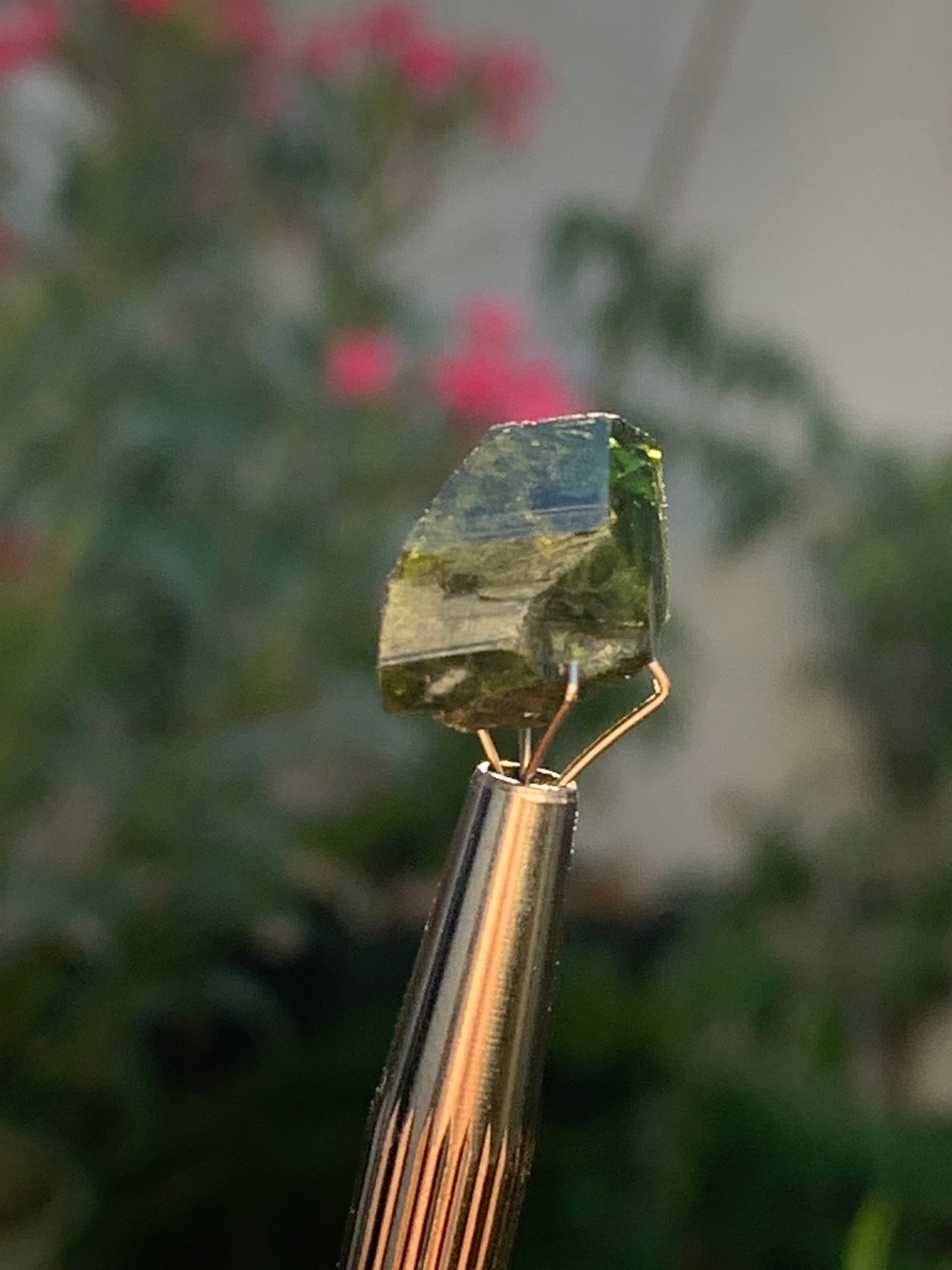 Vésuvianite dit aussi Idocrase (peu connue), spécimen de 19 mm x 14 x 8 - 2 grammes ! Superbe petite pièce !
