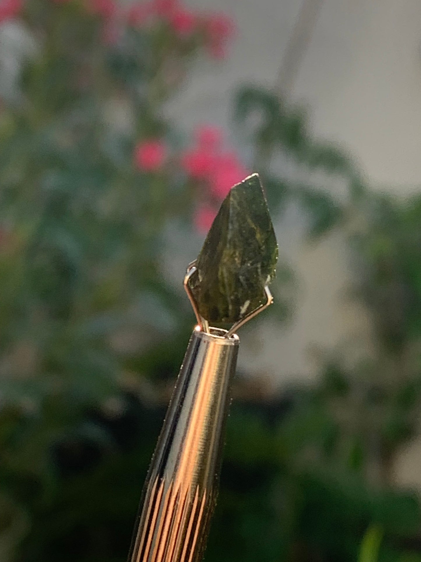 Vésuvianite dit aussi Idocrase (peu connue), spécimen de 19 mm x 14 x 8 - 2 grammes ! Superbe petite pièce !