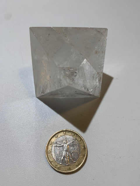Octaèdre en cristal de roche, un des 5 Solides de Platon - ± 43 x 43 x 61 mm/ 106,3 gr. - Qualité A à AAA