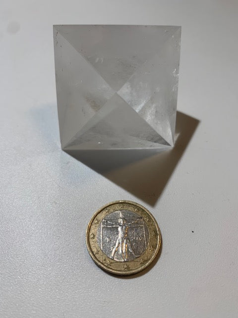 Octaèdre en cristal de roche, un des 5 Solides de Platon - ± 44 x 44 x 62 mm/ 112,9 gr. - Qualité A à AAA