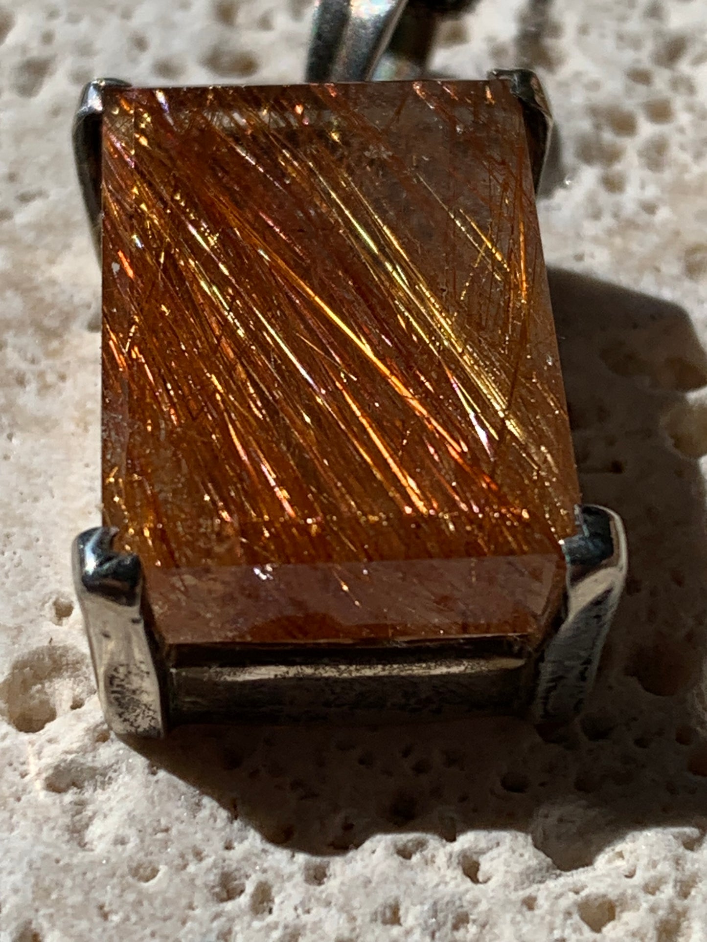 Cristal de roche/ quartz à rutiles dorés de 36mm x18 x10 - 10,3 gr., Parfait en bijouterie, collection ,exposition...