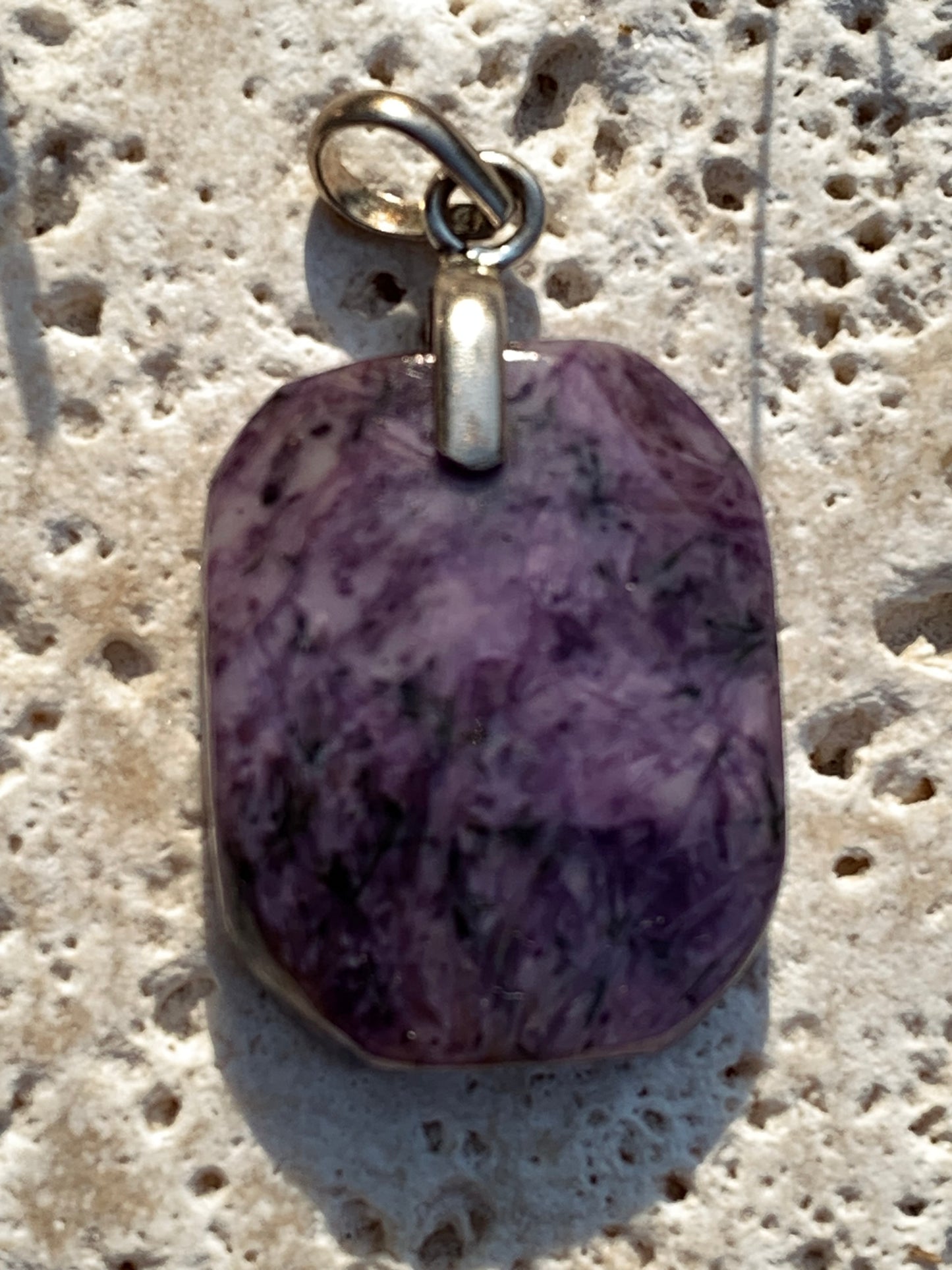 Charoïte, pendentif en cabochon percé de 35mm x 20x 7. Vendu avec cordon noir réglable !