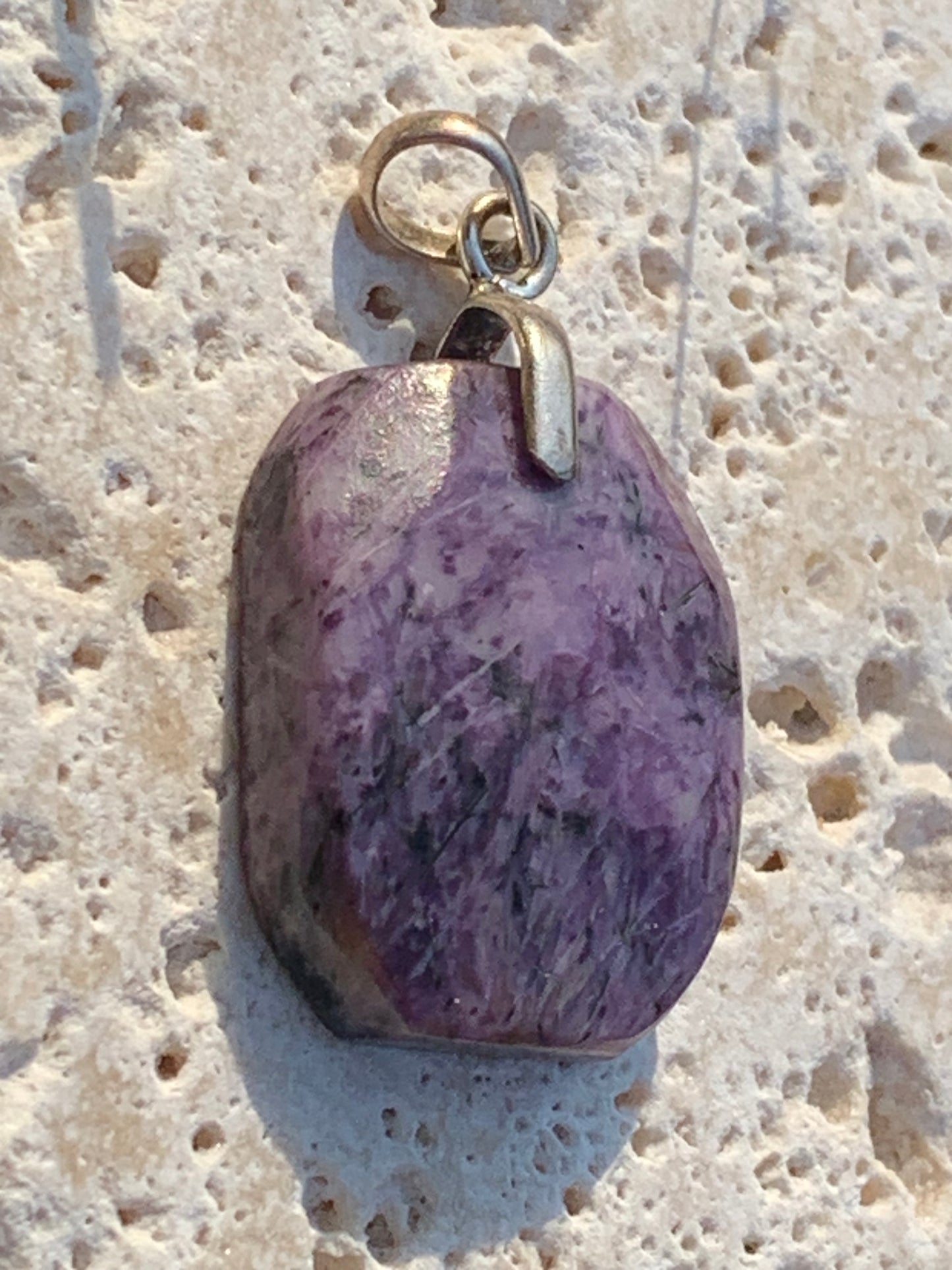 Charoïte, pendentif en cabochon percé de 35mm x 20x 7. Vendu avec cordon noir réglable !
