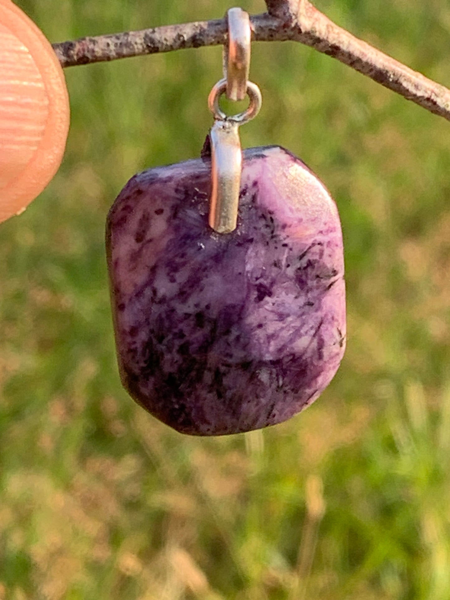 Charoïte, pendentif en cabochon percé de 35mm x 20x 7. Vendu avec cordon noir réglable !