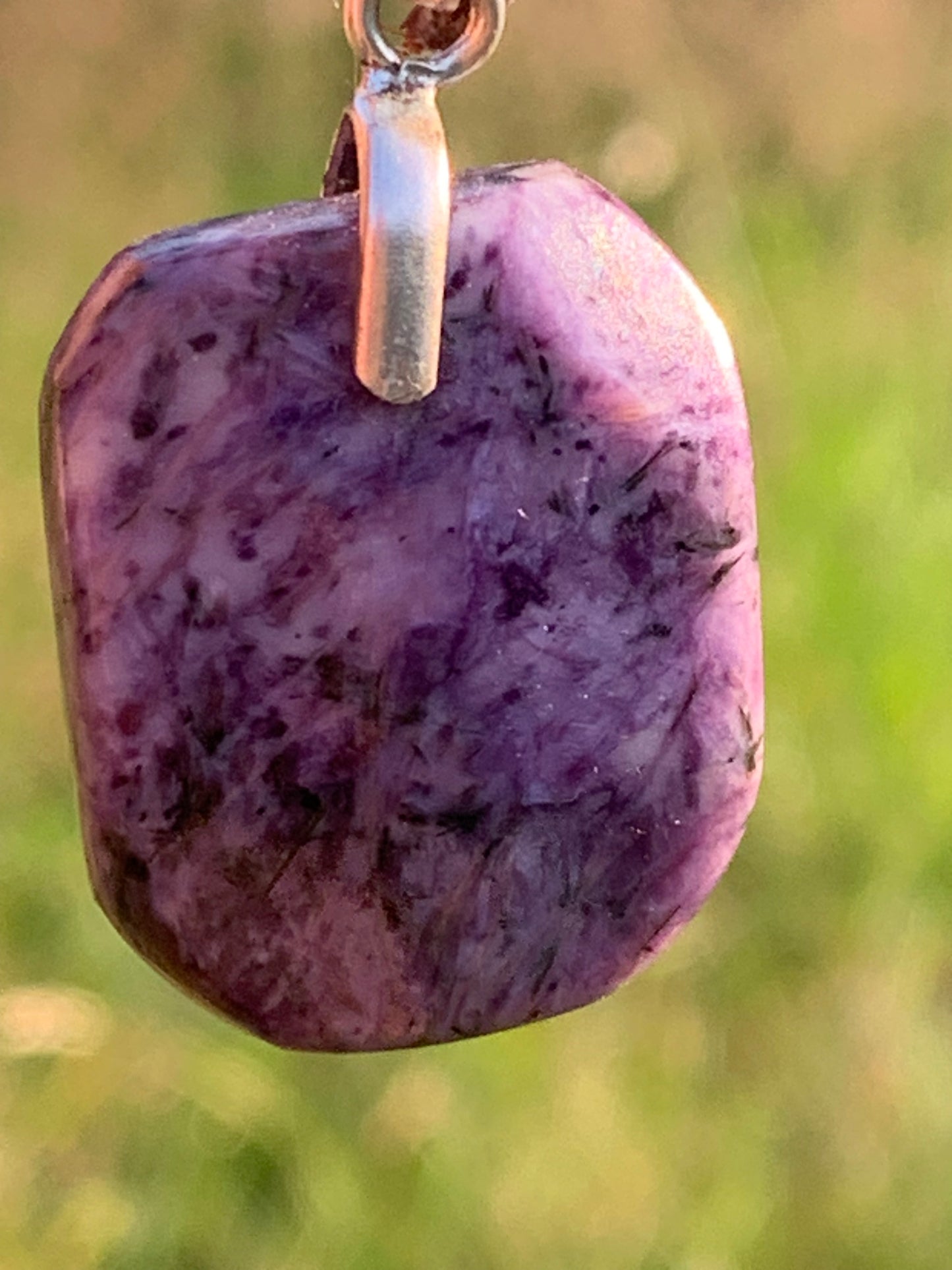 Charoïte, pendentif en cabochon percé de 35mm x 20x 7. Vendu avec cordon noir réglable !
