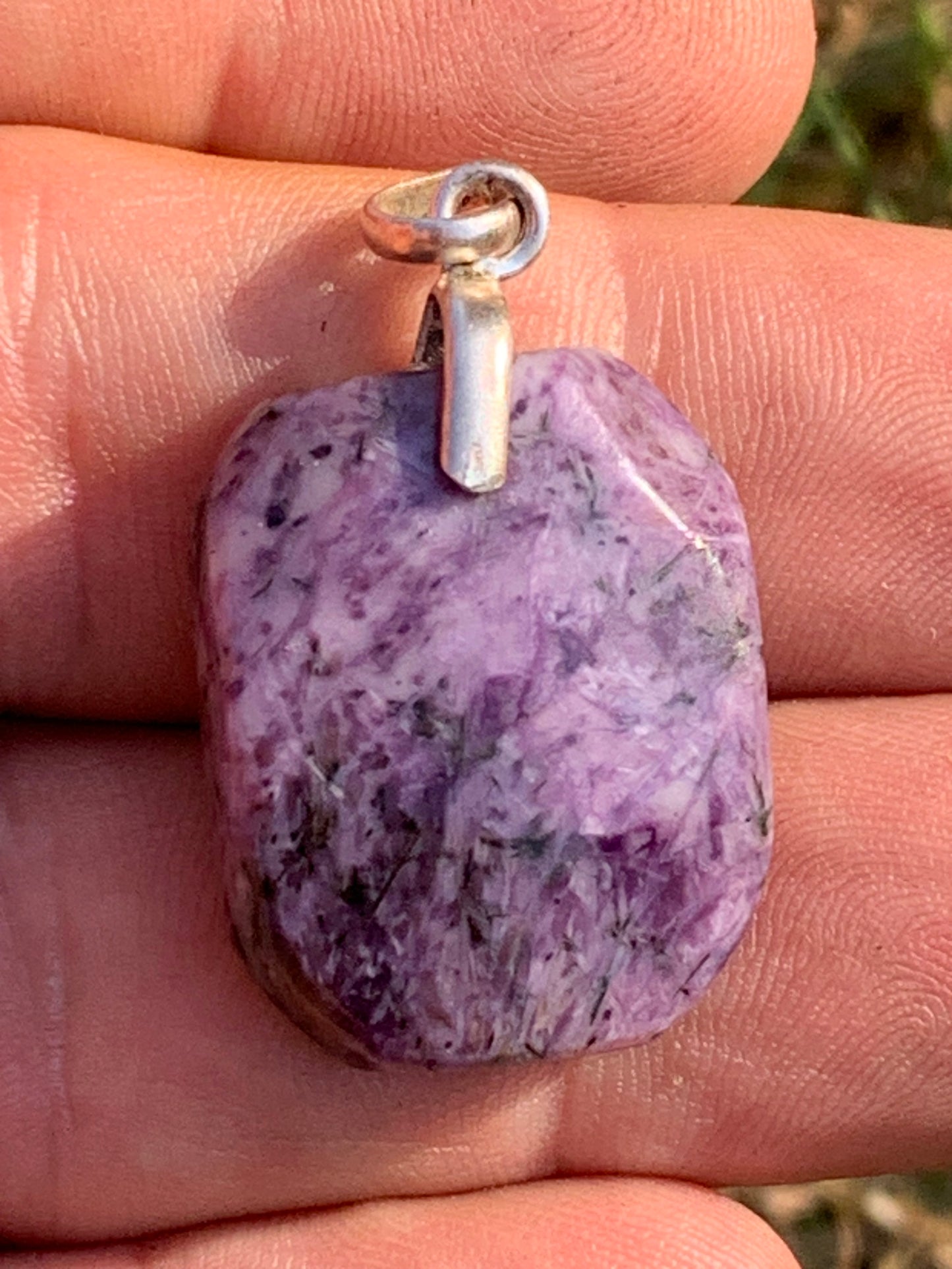 Charoïte, pendentif en cabochon percé de 35mm x 20x 7. Vendu avec cordon noir réglable !