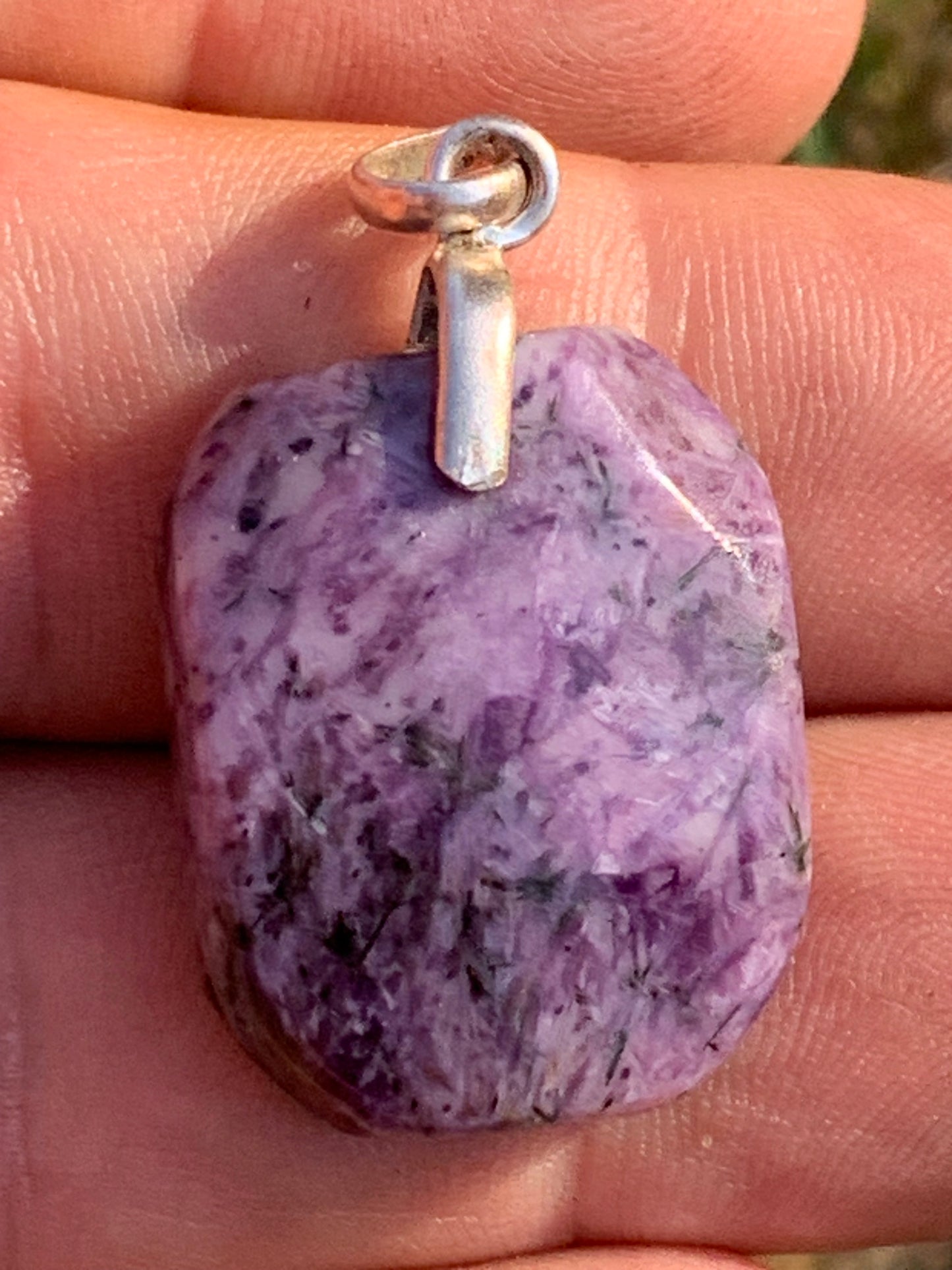 Charoïte, pendentif en cabochon percé de 35mm x 20x 7. Vendu avec cordon noir réglable !