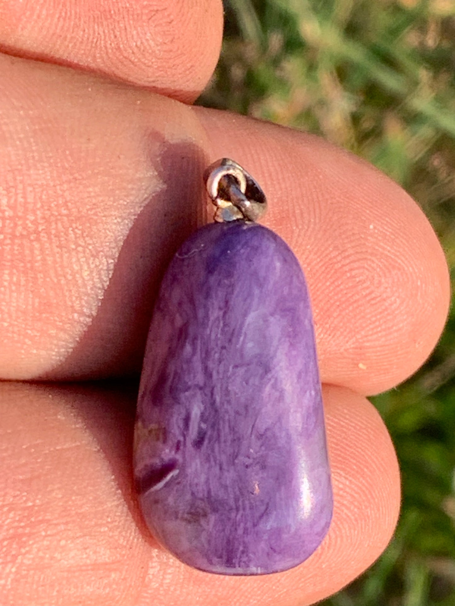 Charoïte, pendentif avec attache Argent de 30mm x 16 x 10. Vendu avec cordon noir réglable !