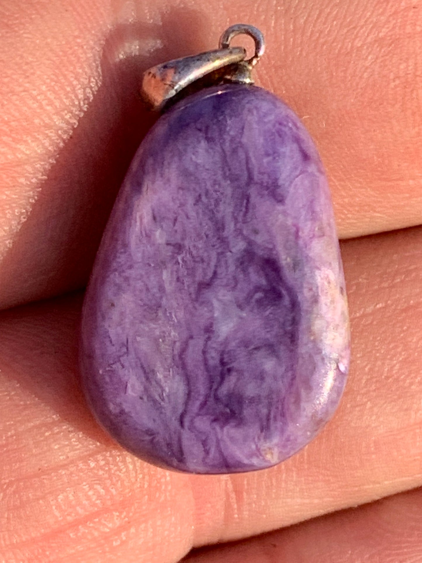 Charoïte, pendentif avec attache Argent de 30mm x 16 x 10. Vendu avec cordon noir réglable !
