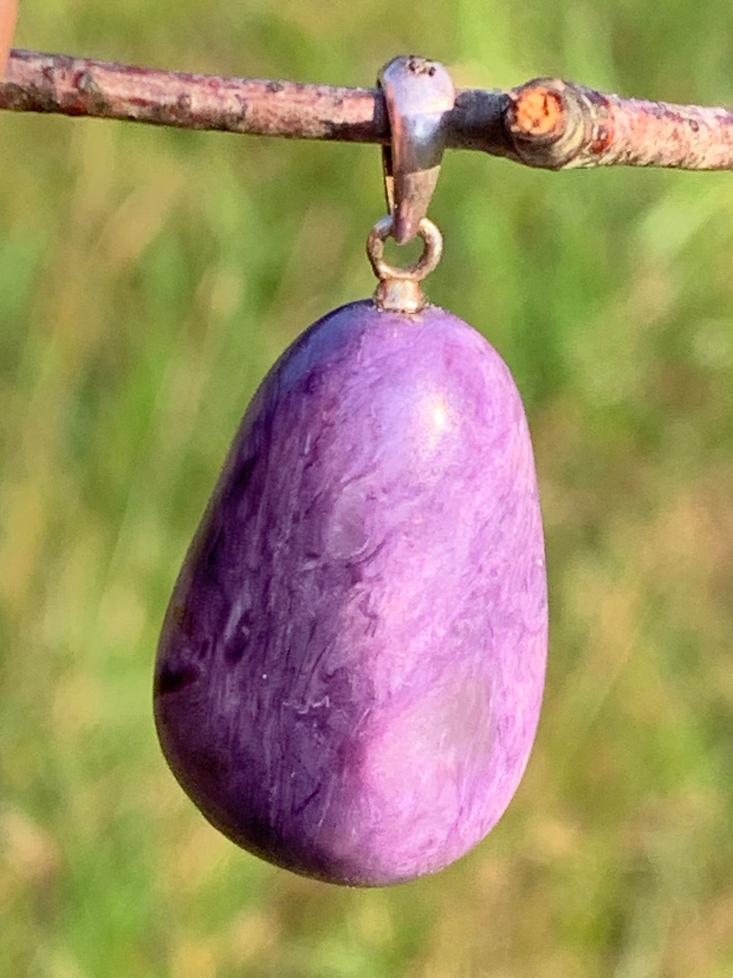 Charoïte, pendentif avec attache Argent de 30mm x 16 x 10. Vendu avec cordon noir réglable !