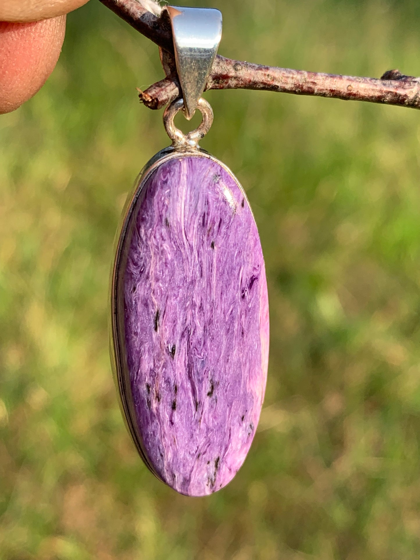 Charoïte, pendentif serti en Argent massif de 50mm x 17 x 8. Vendu avec cordon noir réglable, prêt à porter !