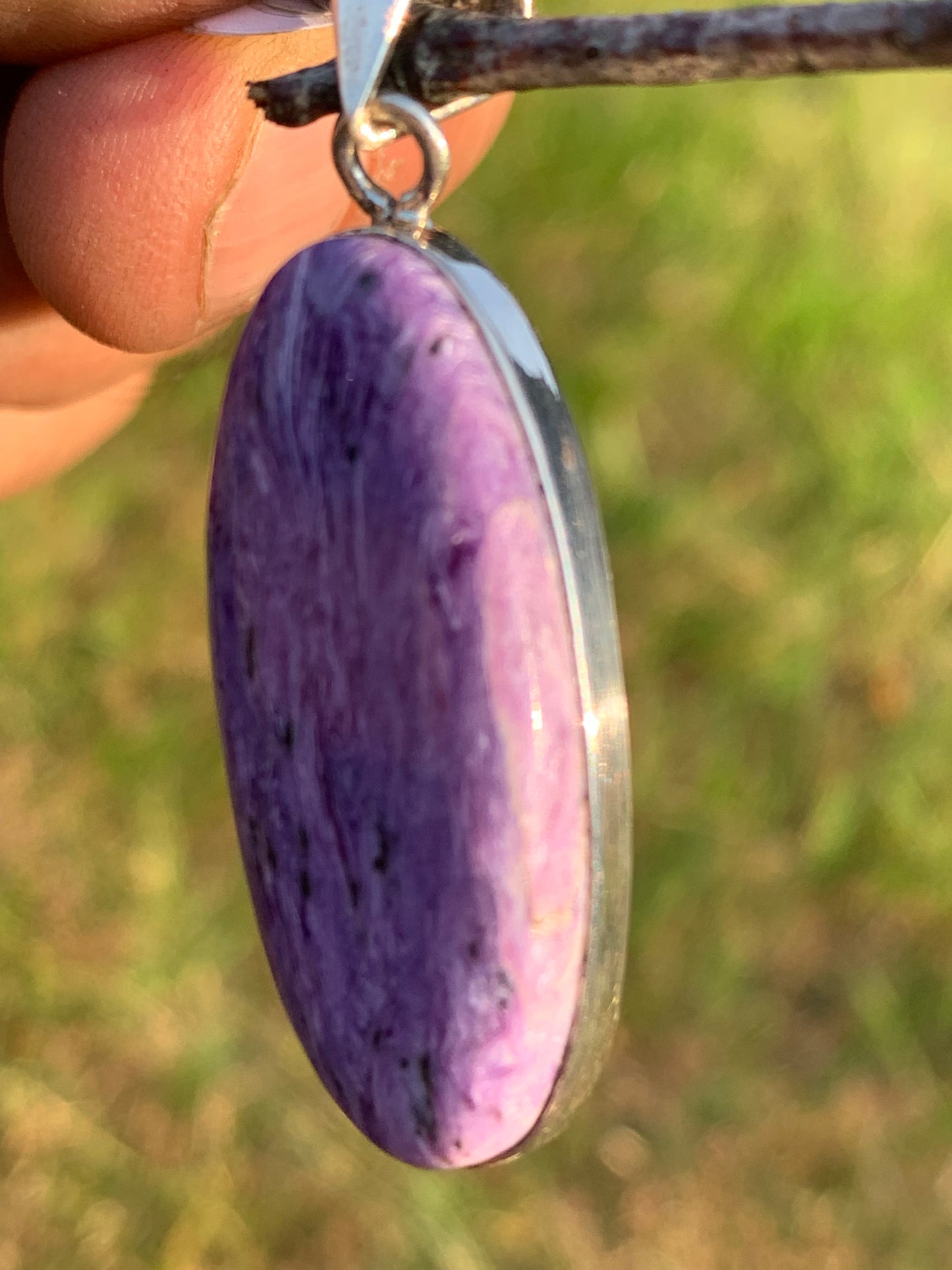 Charoïte, pendentif serti en Argent massif de 50mm x 17 x 8. Vendu avec cordon noir réglable, prêt à porter !