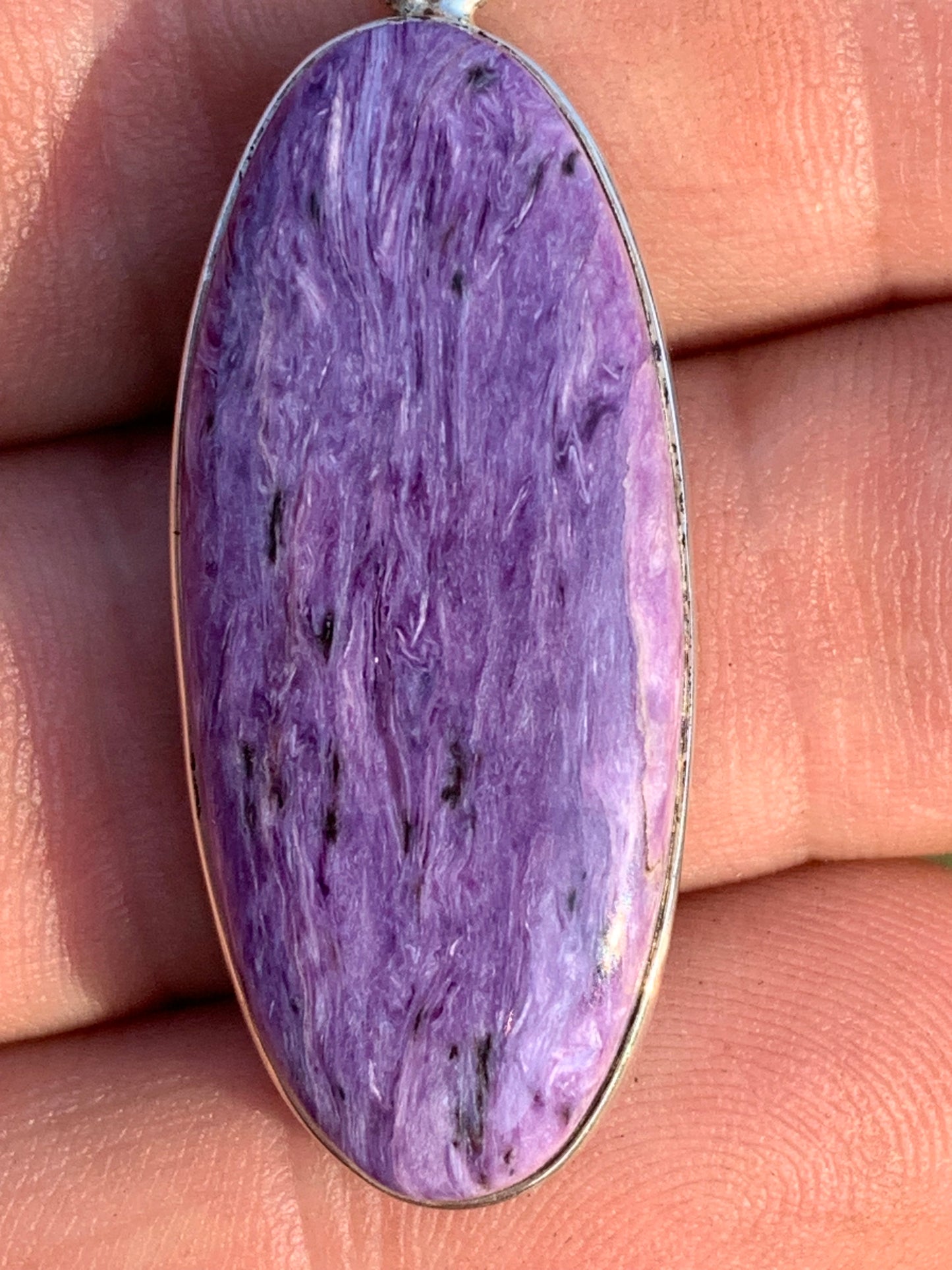 Charoïte, pendentif serti en Argent massif de 50mm x 17 x 8. Vendu avec cordon noir réglable, prêt à porter !
