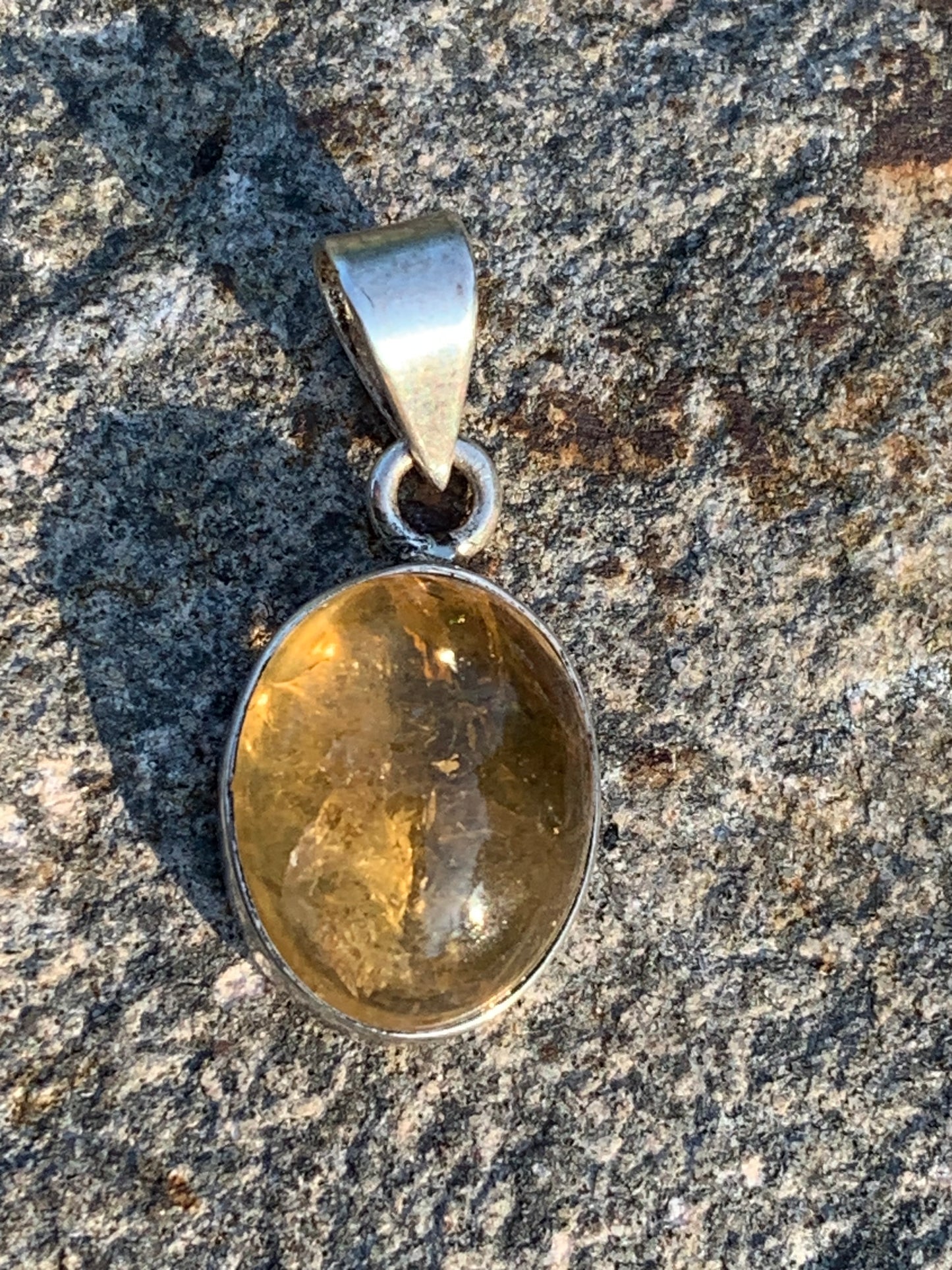 Citrine, médaillon en Argent de 30mm de hauteur x 14 x 8. Vendu avec cordon réglable, prêt à porter !