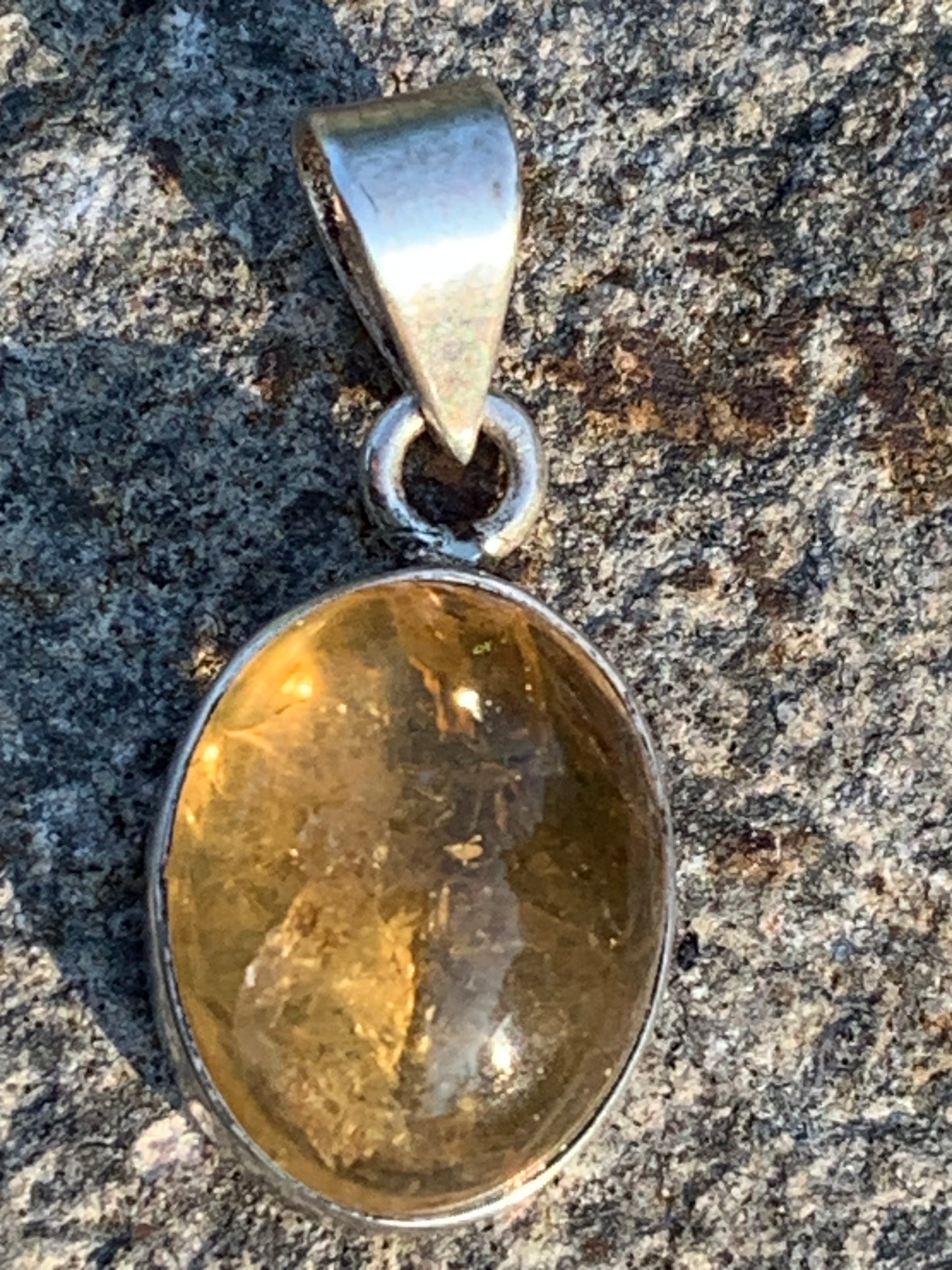 Citrine, médaillon en Argent de 30mm de hauteur x 14 x 8. Vendu avec cordon réglable, prêt à porter !