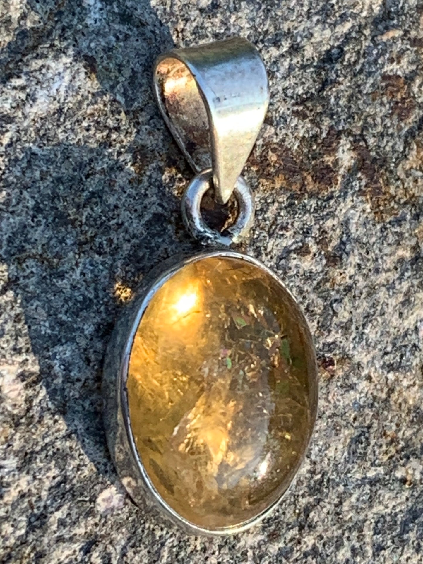 Citrine, médaillon en Argent de 30mm de hauteur x 14 x 8. Vendu avec cordon réglable, prêt à porter !
