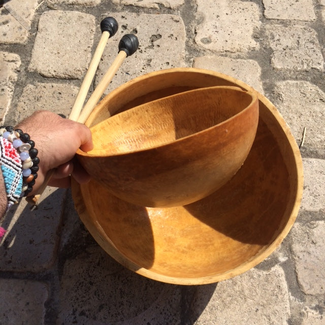 TAMBOUR A EAU/ WATER DRUM du Ghana, Ø 30, 40 ou 50cm x 17 à 20cm de hauteur, vendu avec 2 baguettes et housse. Magnifiques sonorités !
