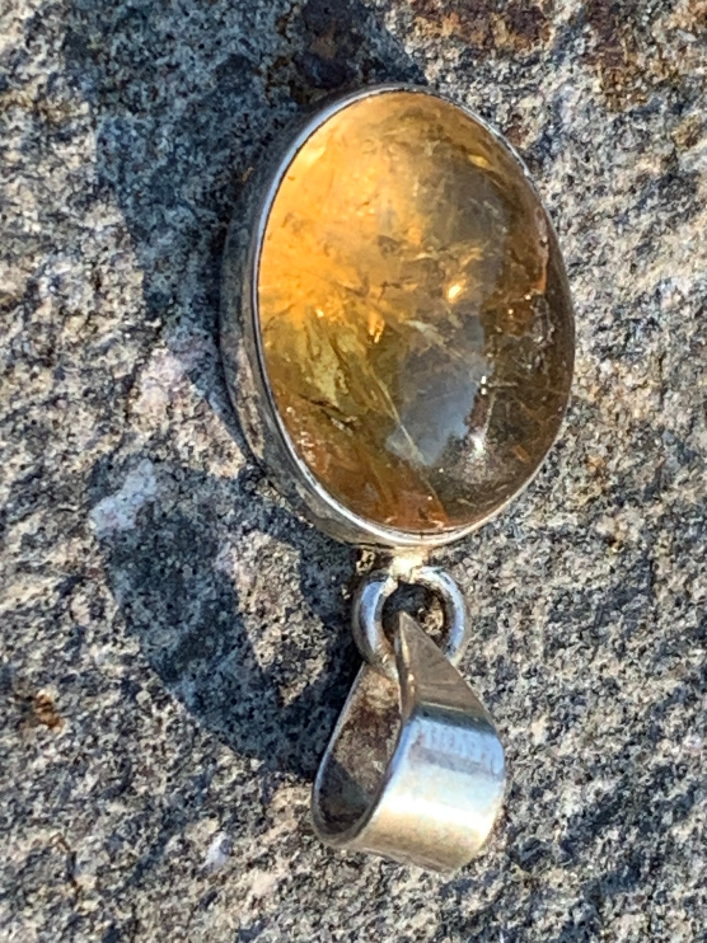 Citrine, médaillon en Argent de 30mm de hauteur x 14 x 8. Vendu avec cordon réglable, prêt à porter !