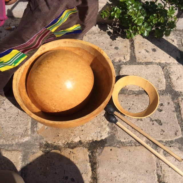 TAMBOUR A EAU/ WATER DRUM du Ghana, Ø 30, 40 ou 50cm x 17 à 20cm de hauteur, vendu avec 2 baguettes et housse. Magnifiques sonorités !