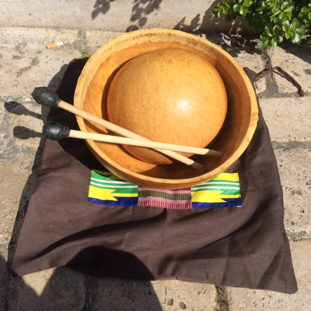 TAMBOUR A EAU/ WATER DRUM du Ghana, Ø 30, 40 ou 50cm x 17 à 20cm de hauteur, vendu avec 2 baguettes et housse. Magnifiques sonorités !