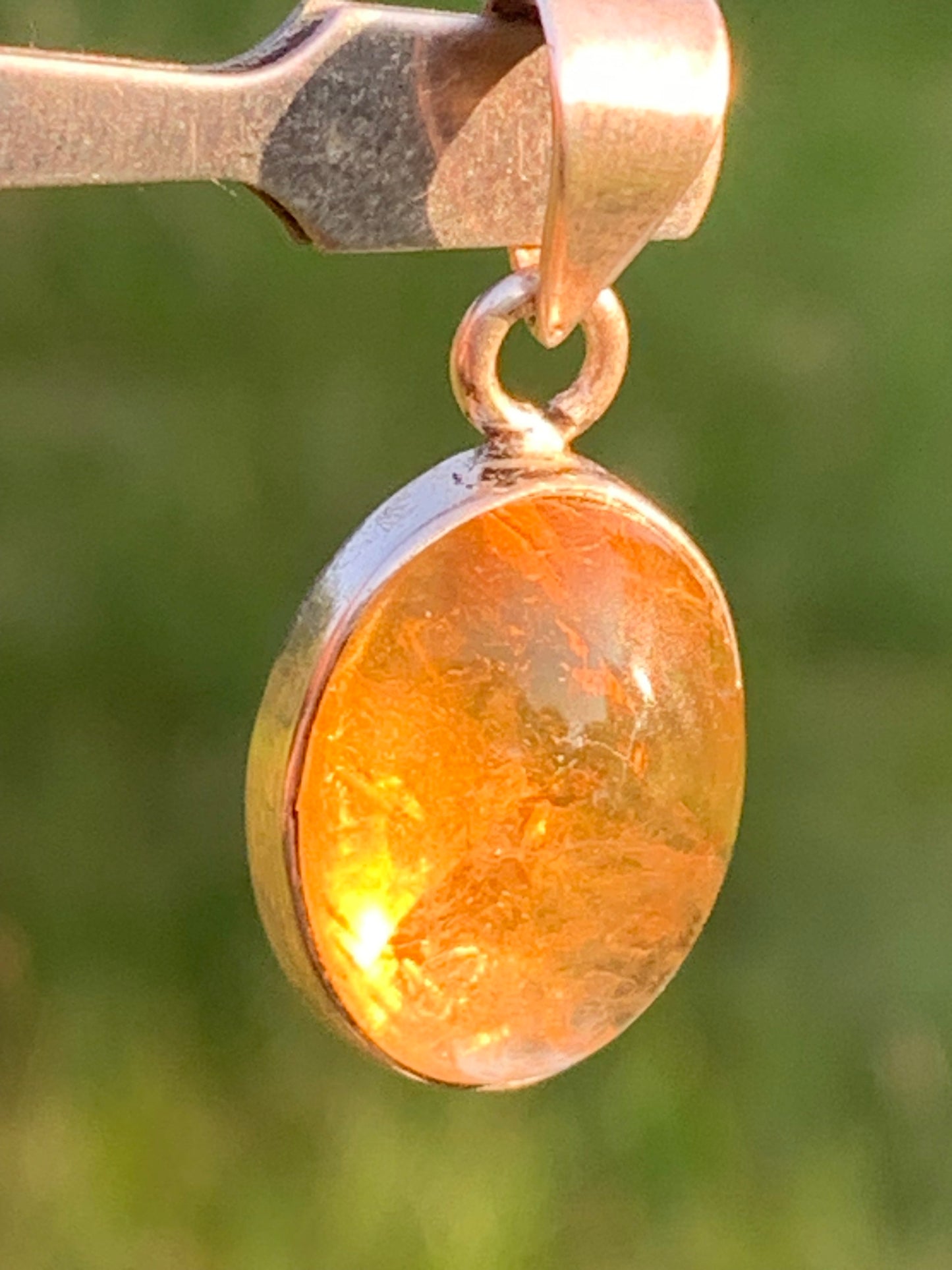 Citrine, médaillon en Argent de 30mm de hauteur x 14 x 8. Vendu avec cordon réglable, prêt à porter !