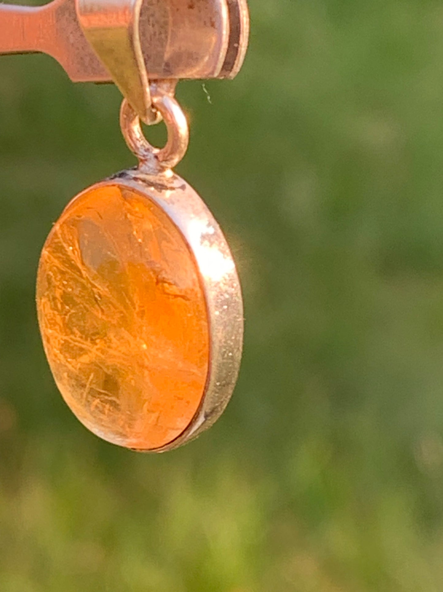 Citrine, médaillon en Argent de 30mm de hauteur x 14 x 8. Vendu avec cordon réglable, prêt à porter !