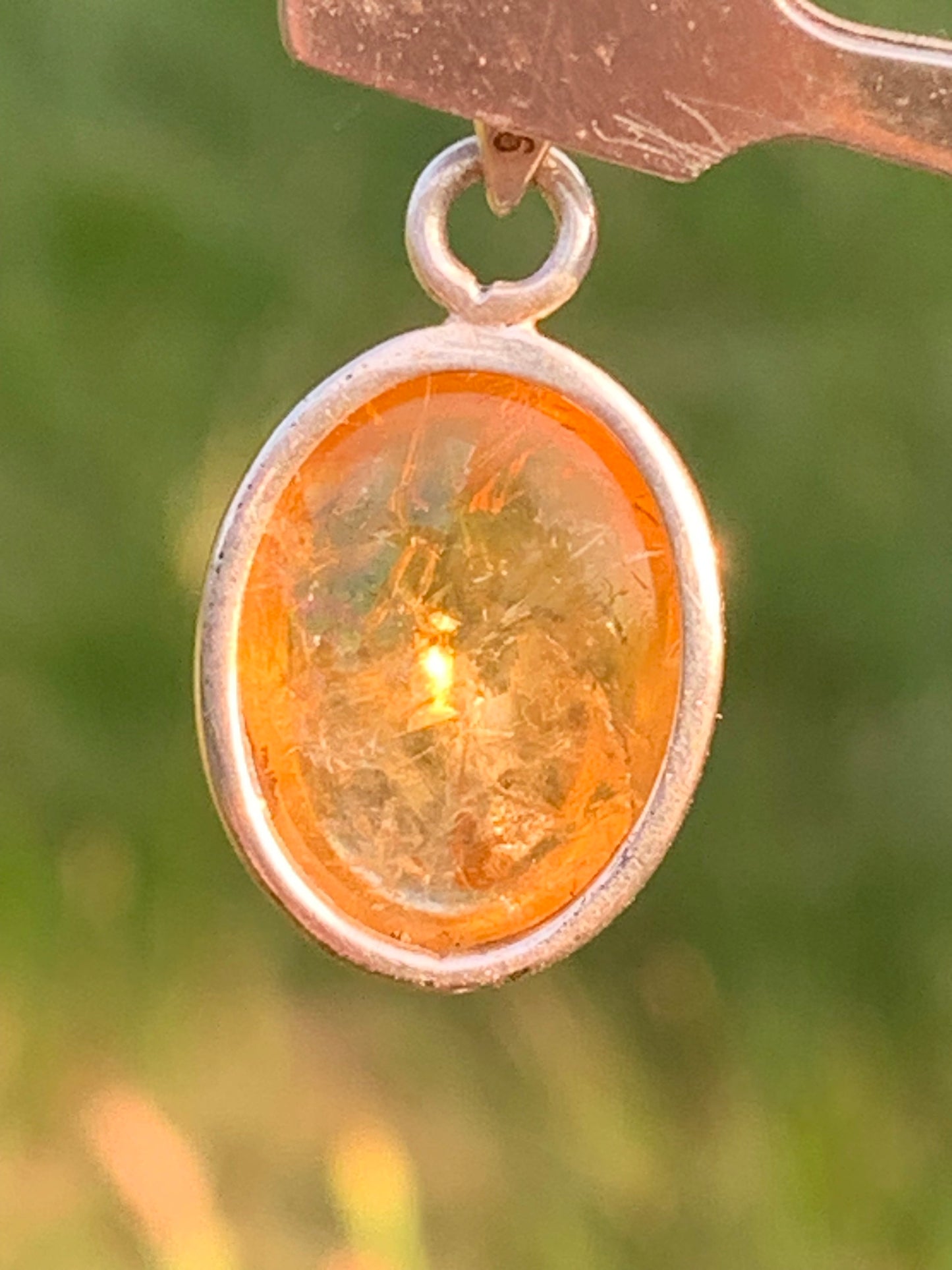 Citrine, médaillon en Argent de 30mm de hauteur x 14 x 8. Vendu avec cordon réglable, prêt à porter !